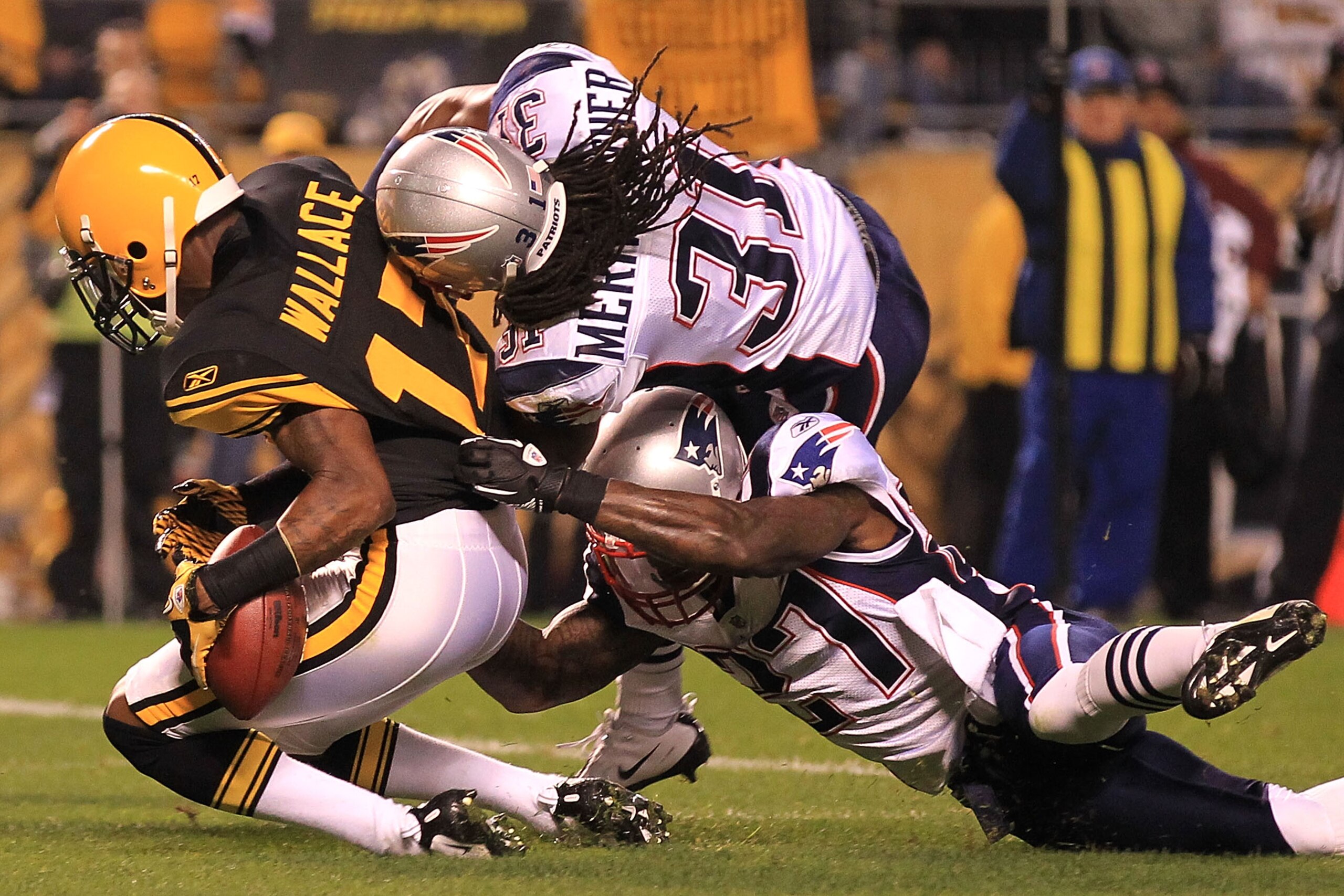 PITTSBURGH - NOVEMBER 14:  Mike Wallace #17 of the Pittsburgh Steelers drops the ball in the endzone under pressure from Brandon Meriweather #31 and Kyle Arrington #27 of the New England Patriots on November 14, 2010 at Heinz Field in Pittsburgh, Pennsylv