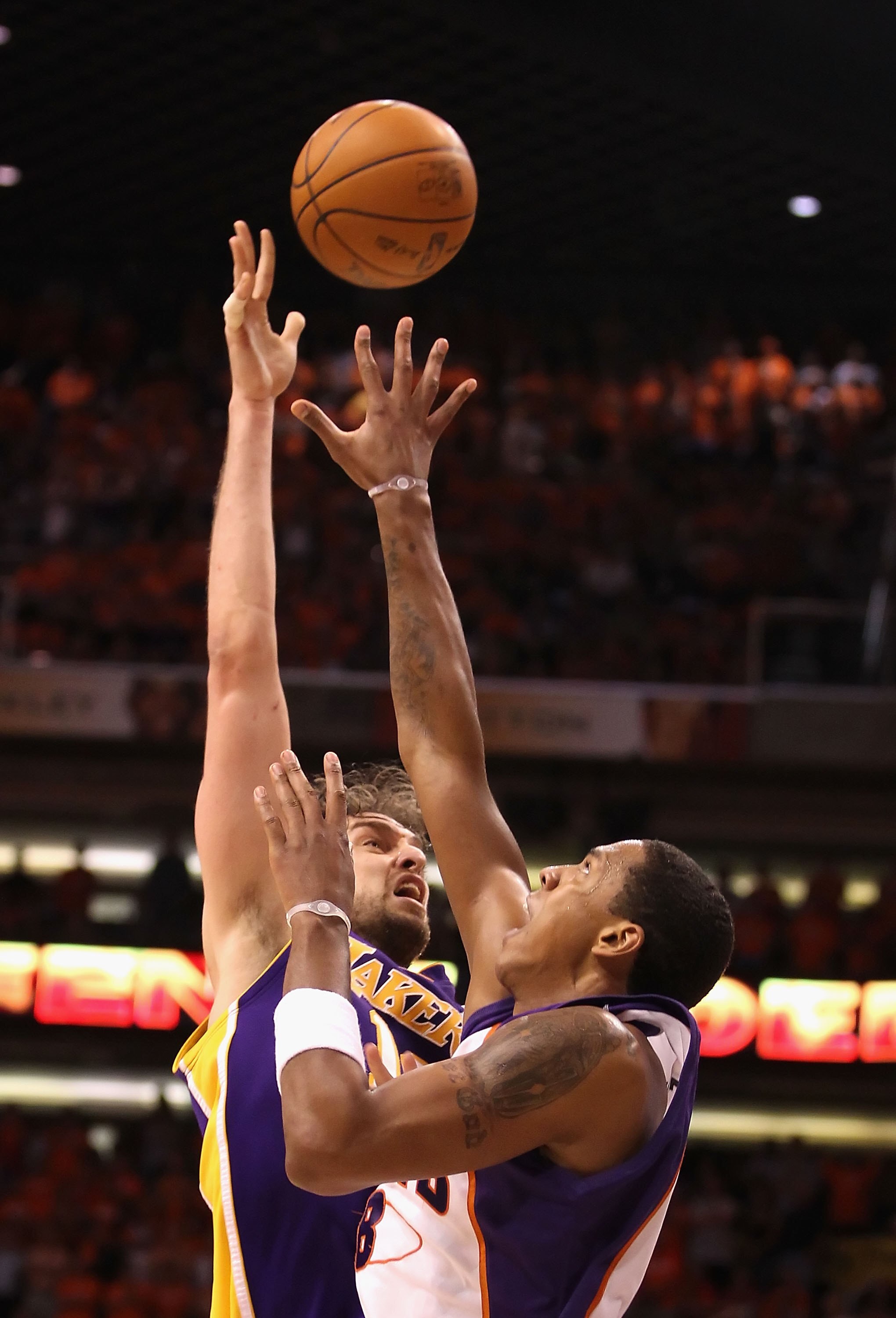 PHOENIX - MAY 29:  Pau Gasol #16 of the Los Angeles Lakers puts up a shot against Channing Frye #8 of the Phoenix Suns during Game Six of the Western Conference finals of the 2010 NBA Playoffs at US Airways Center on May 29, 2010 in Phoenix, Arizona. The