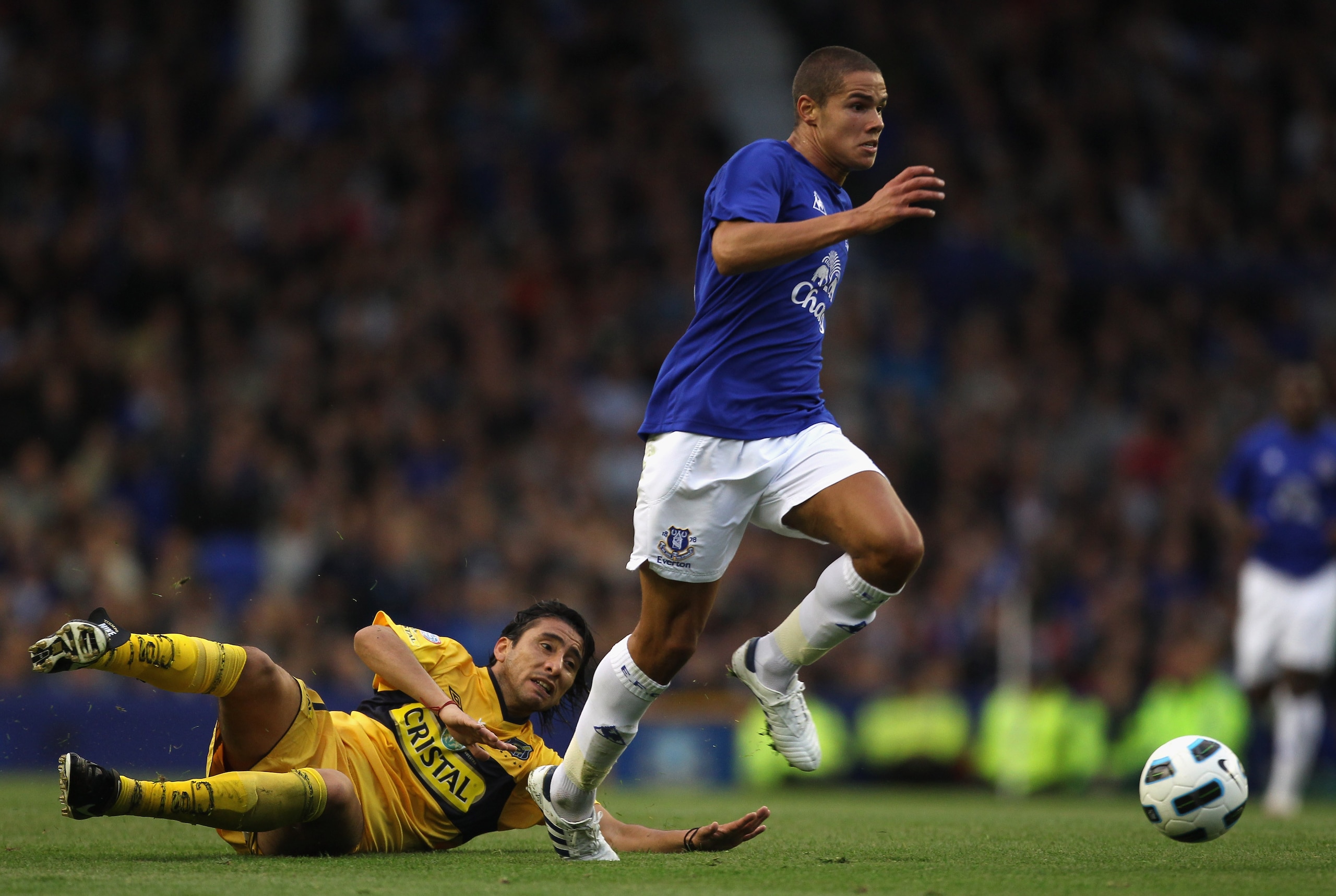 LIVERPOOL, ENGLAND - AUGUST 04: Jack Rodwell of Everton beats Cesar Daniel Garipe of Everton Chile during the pre-season friendly match between Everton and Everton Chile at Goodison Park on August 4, 2010 in Liverpool, England. (Photo by Alex Livesey/G LIVERPOOL, ENGLAND - AUGUST 04: Jack Rodwell of Everton beats Cesar Daniel Garipe of Everton Chile during the pre-season friendly match between Everton and Everton Chile at Goodison Park on August 4, 2010 in Liverpool, England. (Photo by Alex Livesey/G