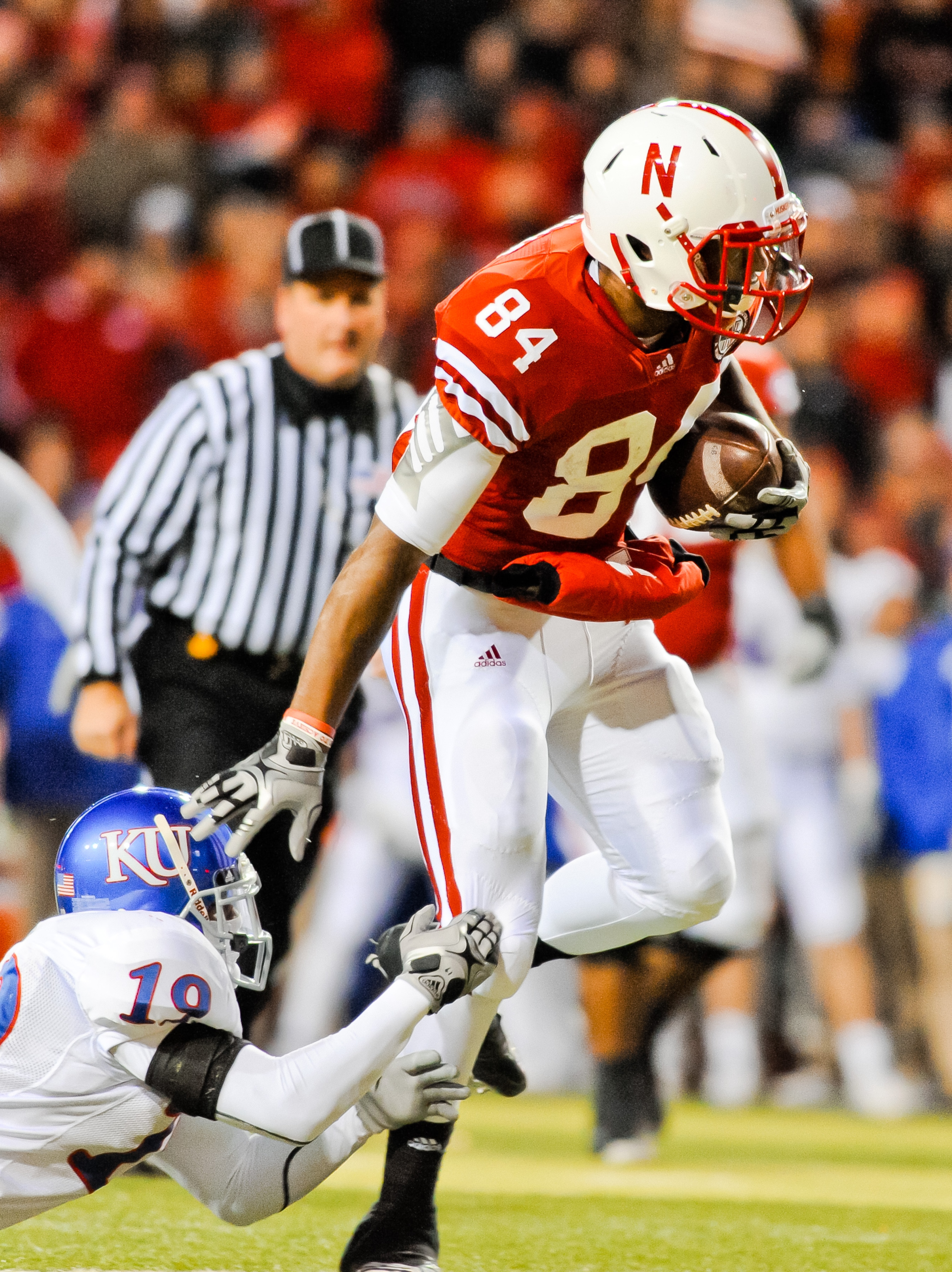 LINCOLN, NE - NOVEMBER 13: Brandon Kinnie #84 of the Nebraska Cornhuskers runs after a catch against the Kansas Jayhawks during their game at Memorial Stadium on November 13, 2010 in Lincoln, Nebraska. Nebraska Defeated Kansas 20-3. (Photo by Eric Francis