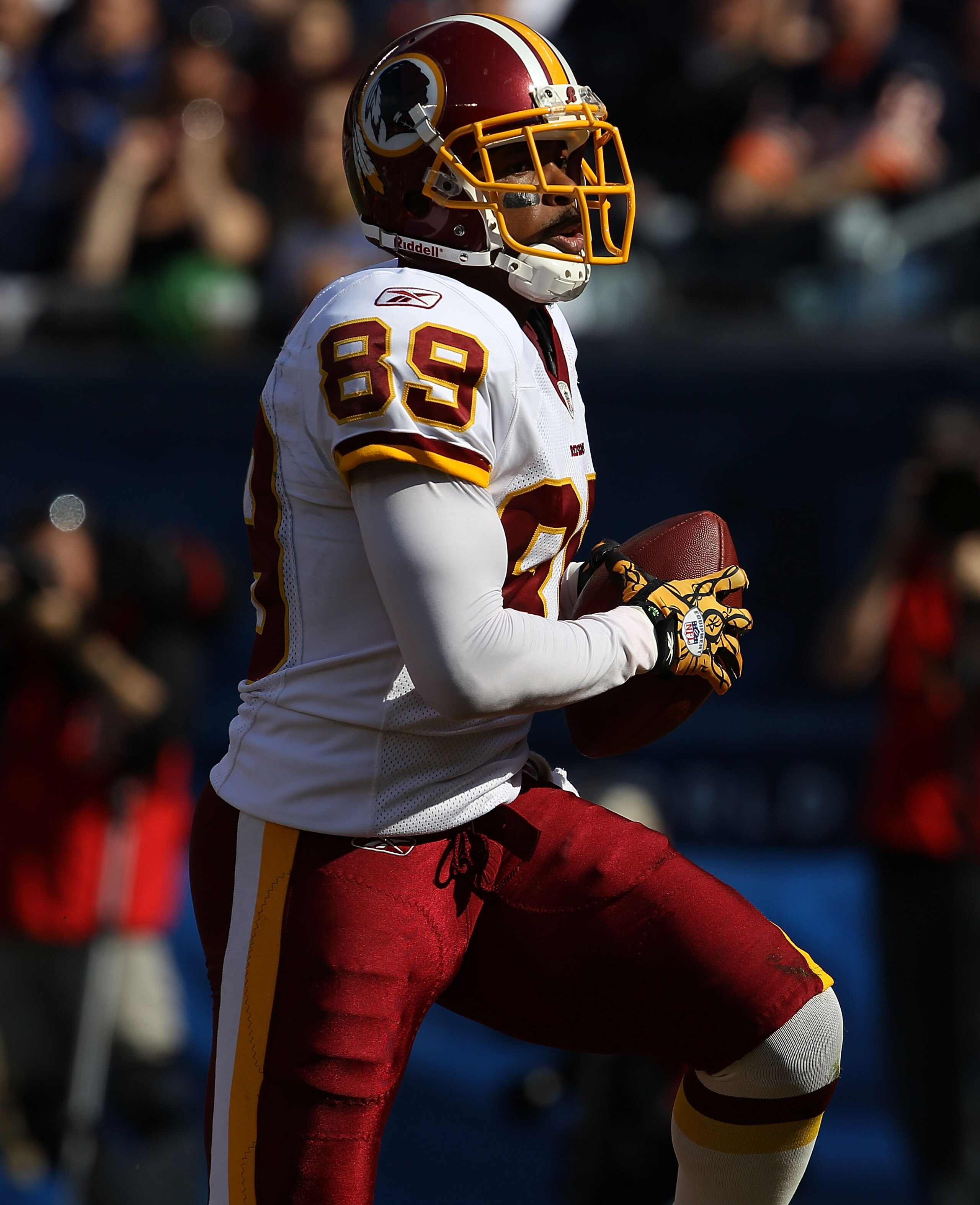 CHICAGO - OCTOBER 24: Santana Moss #89 of the Washington Redskins hauls in a touchdown pass against the Chicago Bears at Soldier Field on October 24, 2010 in Chicago, Illinois.  The Redskins defeated the Bears 17-14. (Photo by Jonathan Daniel/Getty Images