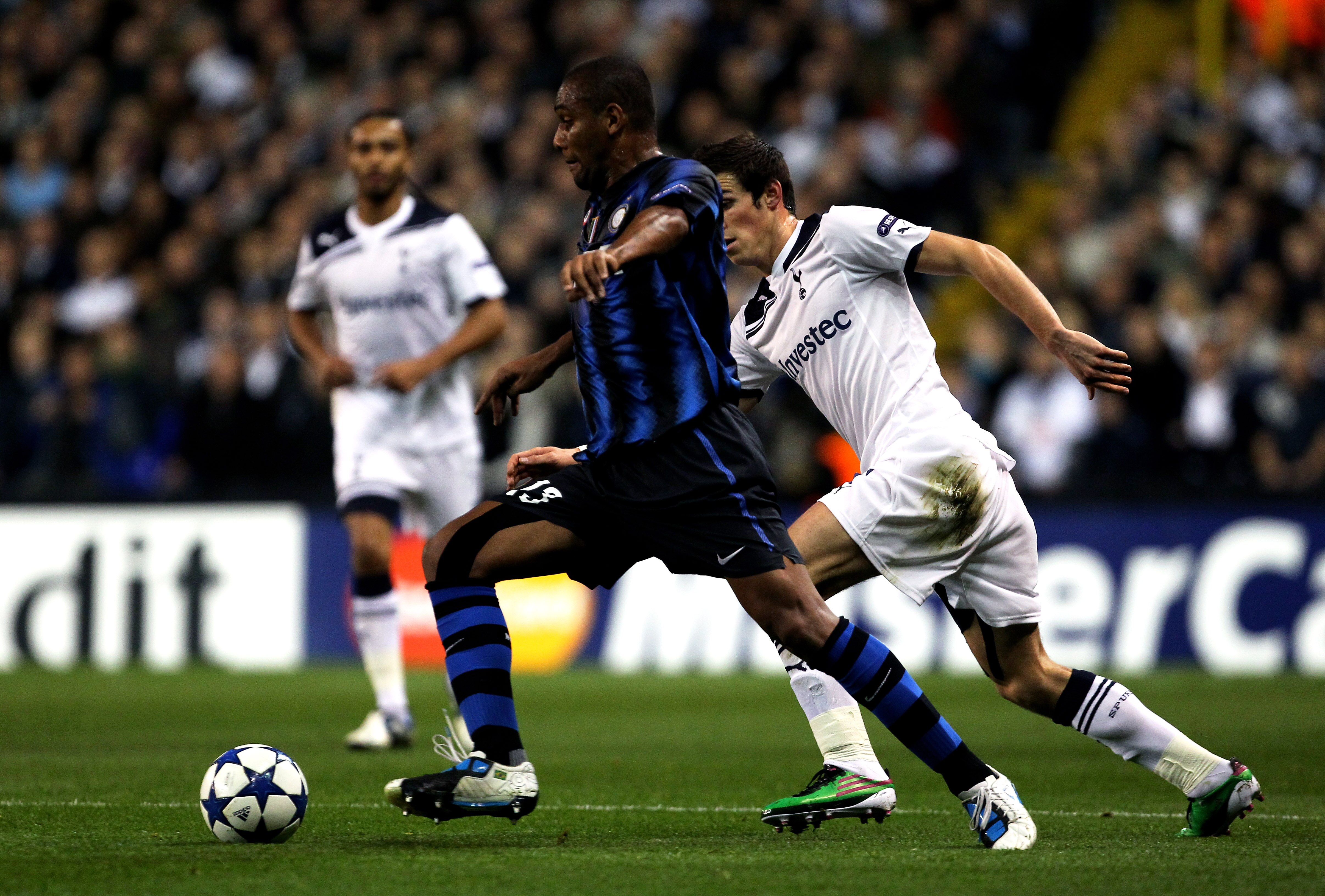 LONDON, ENGLAND - NOVEMBER 02:  Maicon of Inter Milan is closed down by Gareth Bale of Spurs during the UEFA Champions League Group A match between Tottenham Hotspur and Inter Milan at White Hart Lane on November 2, 2010 in London, England.  (Photo by Cli
