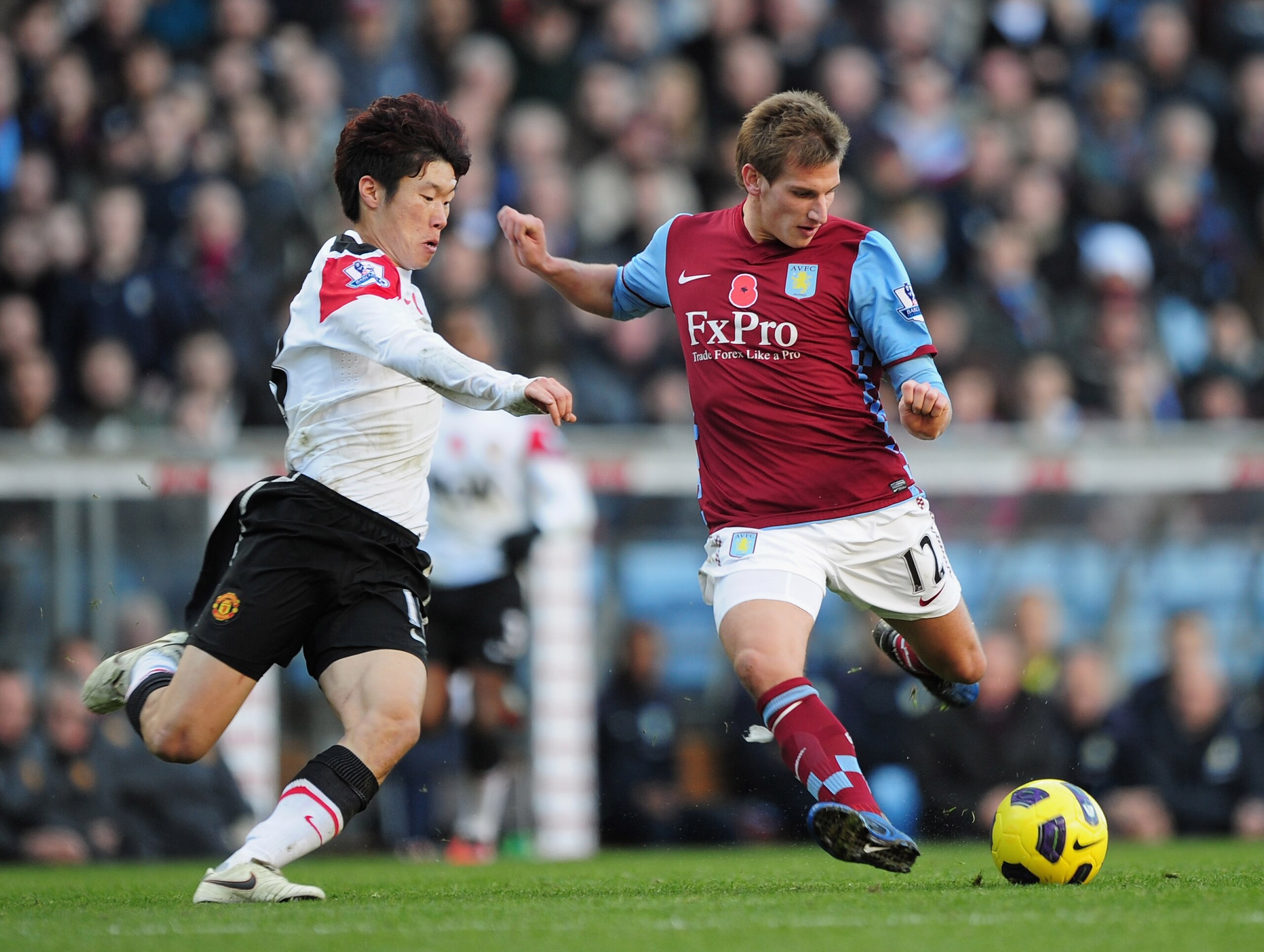 BIRMINGHAM, ENGLAND - NOVEMBER 13: Marc Albrighton of Aston Villa (R), marked by Ji-Sung Park of Manchester United, fires a shot during the Barclays Premier League match between Aston Villa and Manchester United at Villa Park on November 13, 2010 in Birm BIRMINGHAM, ENGLAND - NOVEMBER 13: Marc Albrighton of Aston Villa (R), marked by Ji-Sung Park of Manchester United, fires a shot during the Barclays Premier League match between Aston Villa and Manchester United at Villa Park on November 13, 2010 in Birm