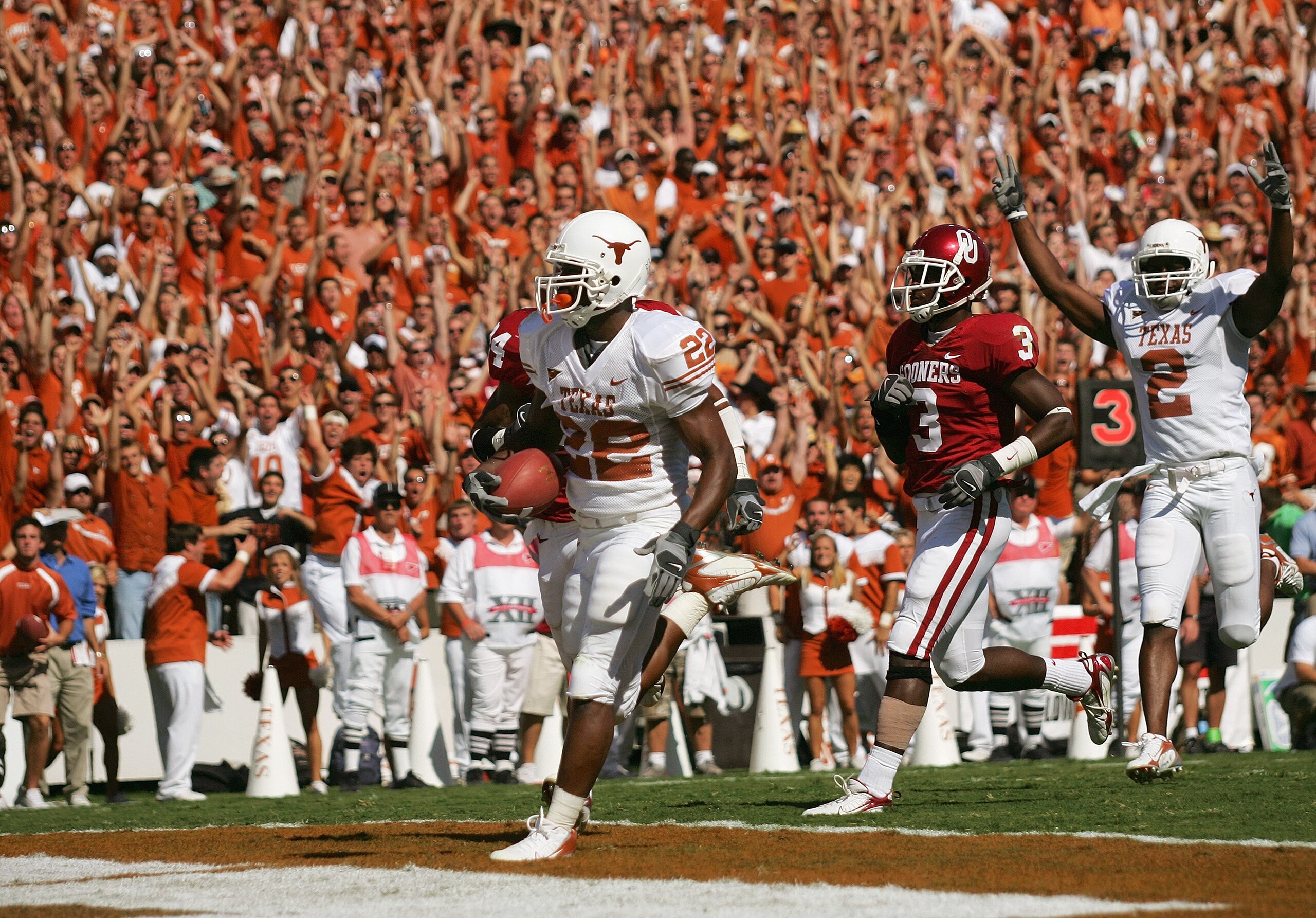 DALLAS - OCTOBER 7: Running back Selvin Young #22 of the Texas Longhorns runs for a touchdown against the Oklahoma Sooners during the Red River Shootout at the Cotton Bowl on October 7, 2006 in Dallas, Texas. The Longhorns won 28-10. (Photo by Ronald Mar DALLAS - OCTOBER 7: Running back Selvin Young #22 of the Texas Longhorns runs for a touchdown against the Oklahoma Sooners during the Red River Shootout at the Cotton Bowl on October 7, 2006 in Dallas, Texas. The Longhorns won 28-10. (Photo by Ronald Mar