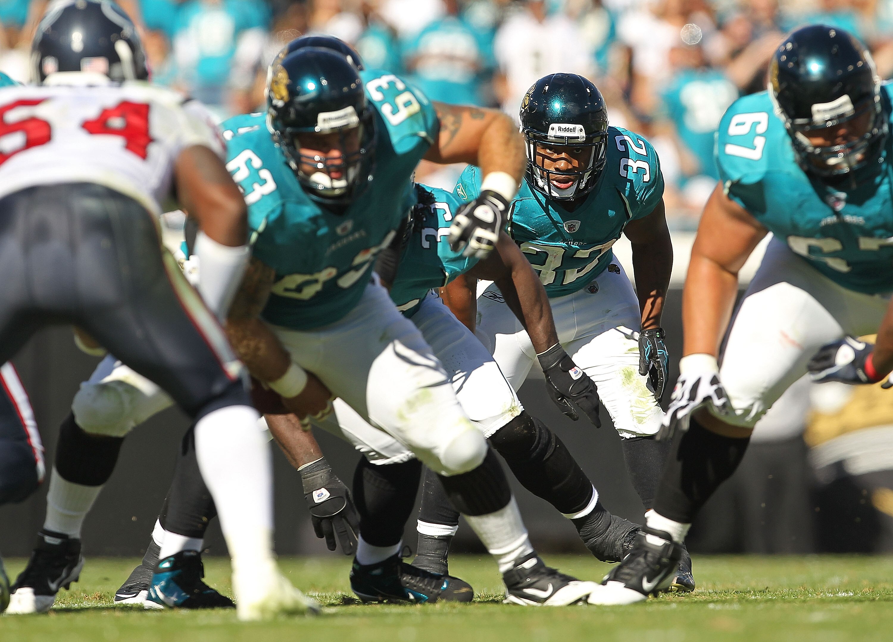 JACKSONVILLE, FL - NOVEMBER 14:  Maurice Jones-Drew #32 of the Jacksonville Jaguars waits to run the ball during a game against the Houston Texans at EverBank Field on November 14, 2010 in Jacksonville, Florida.  (Photo by Mike Ehrmann/Getty Images)