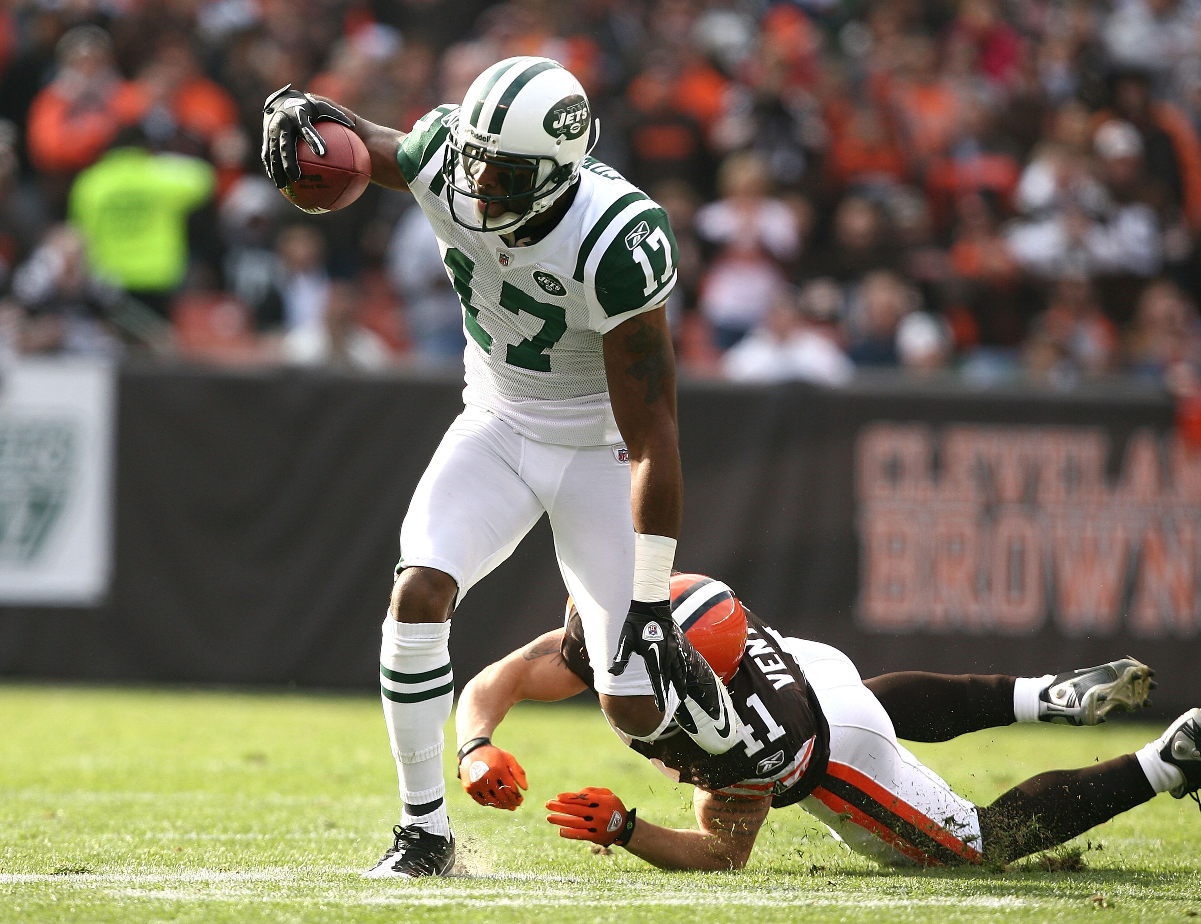 CLEVELAND - NOVEMBER 14:  Wide receiver Braylon Edwards #17 of the New York Jets runs by defensive back Ray Ventrone #41 of the Cleveland Browns  at Cleveland Browns Stadium on November 14, 2010 in Cleveland, Ohio.  (Photo by Matt Sullivan/Getty Images)