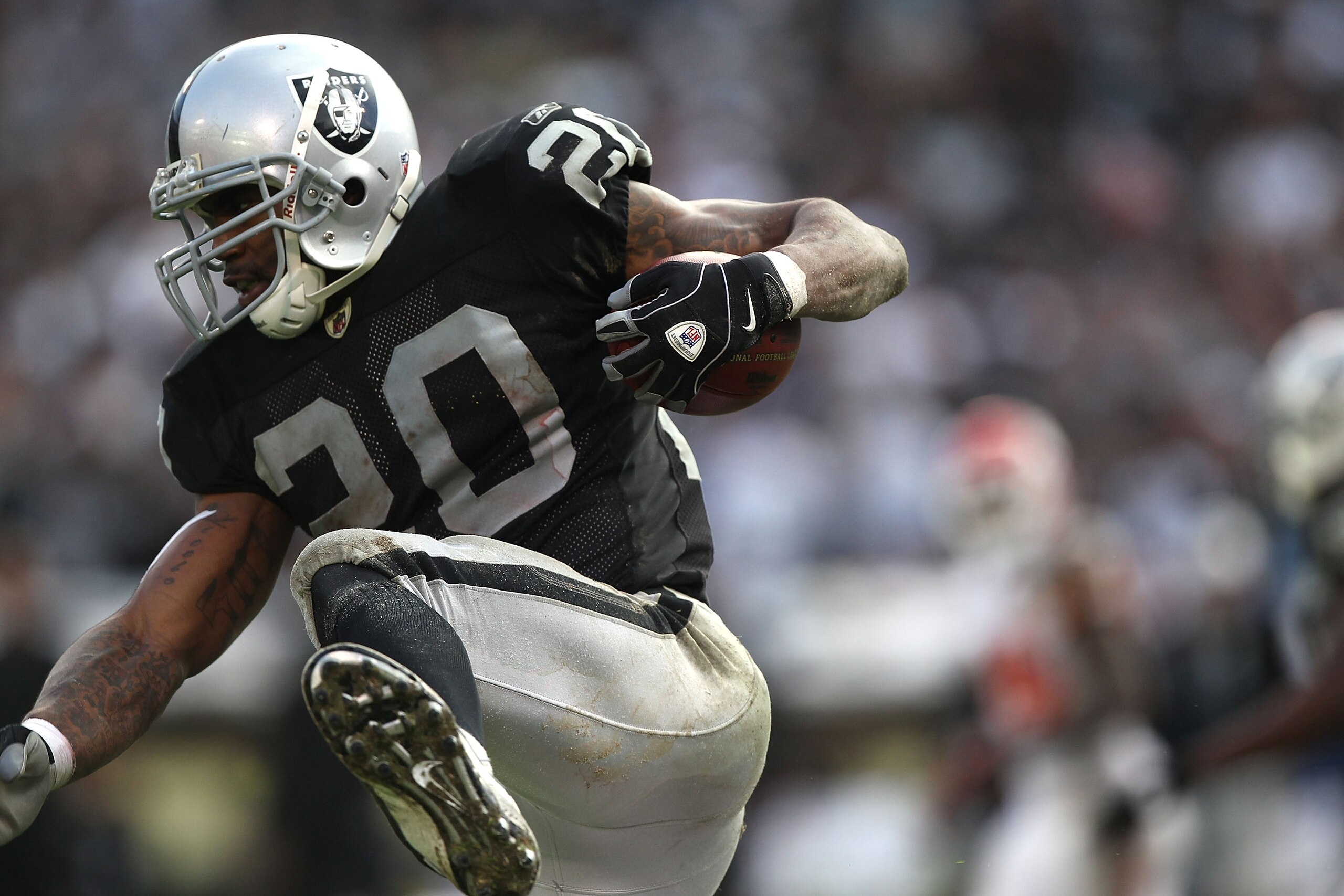 OAKLAND, CA - NOVEMBER 07: Darren McFadden #20 of the Oakland Raiders runs against the Kansas City Chiefs during an NFL game at Oakland-Alameda County Coliseum on November 7, 2010 in Oakland, California. (Photo by Jed Jacobsohn/Getty Images) OAKLAND, CA - NOVEMBER 07: Darren McFadden #20 of the Oakland Raiders runs against the Kansas City Chiefs during an NFL game at Oakland-Alameda County Coliseum on November 7, 2010 in Oakland, California. (Photo by Jed Jacobsohn/Getty Images)