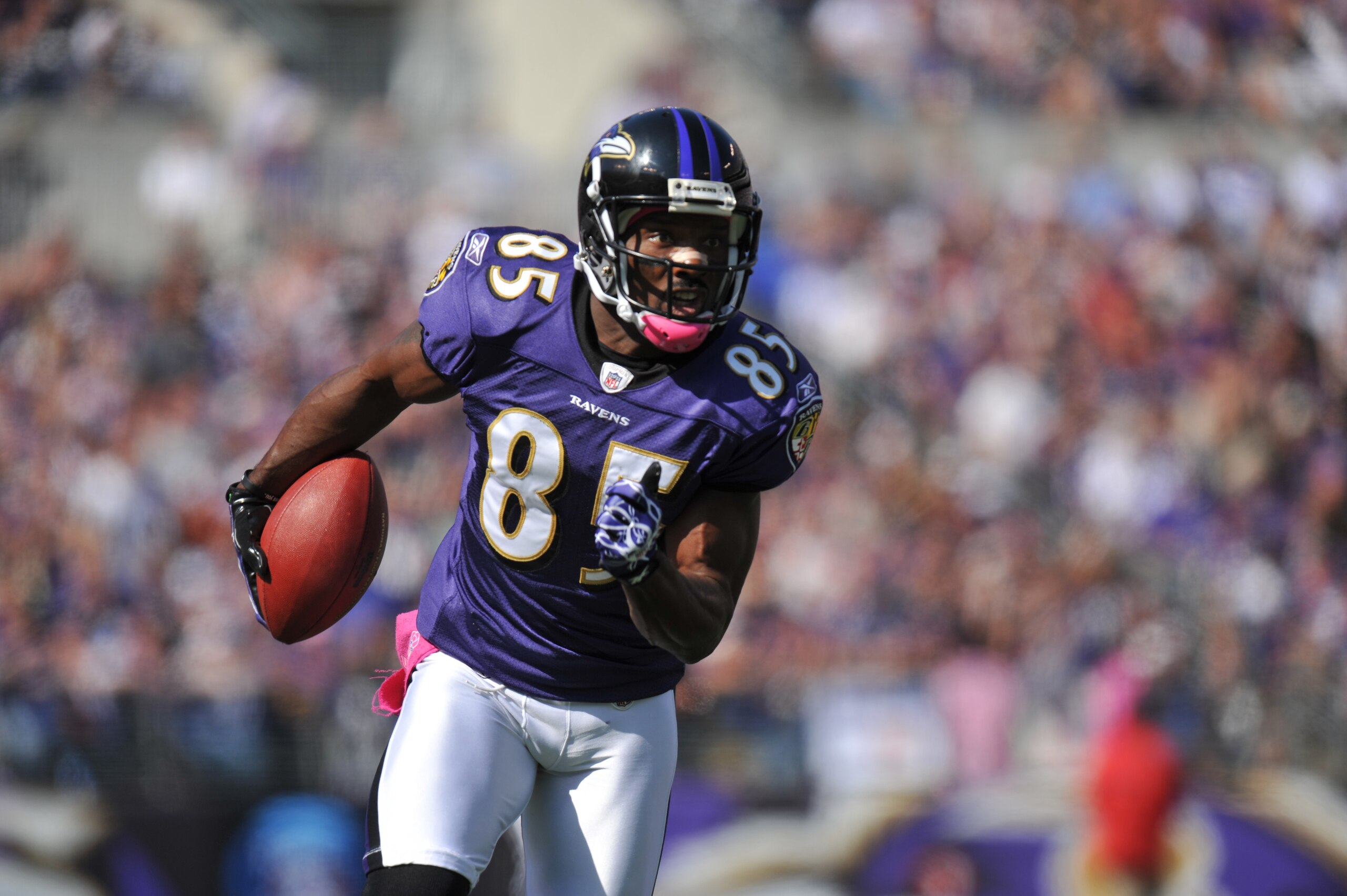 BALTIMORE, MD - OCTOBER 10: Derrick Mason #85 of the Baltimore Ravens runs the ball against the Denver Broncos at M&T Bank Stadium on October 10, 2010 in Baltimore, Maryland. Players wore pink in recognition of Breast Cancer Awareness Month. The Ravens de BALTIMORE, MD - OCTOBER 10: Derrick Mason #85 of the Baltimore Ravens runs the ball against the Denver Broncos at M&T Bank Stadium on October 10, 2010 in Baltimore, Maryland. Players wore pink in recognition of Breast Cancer Awareness Month. The Ravens de