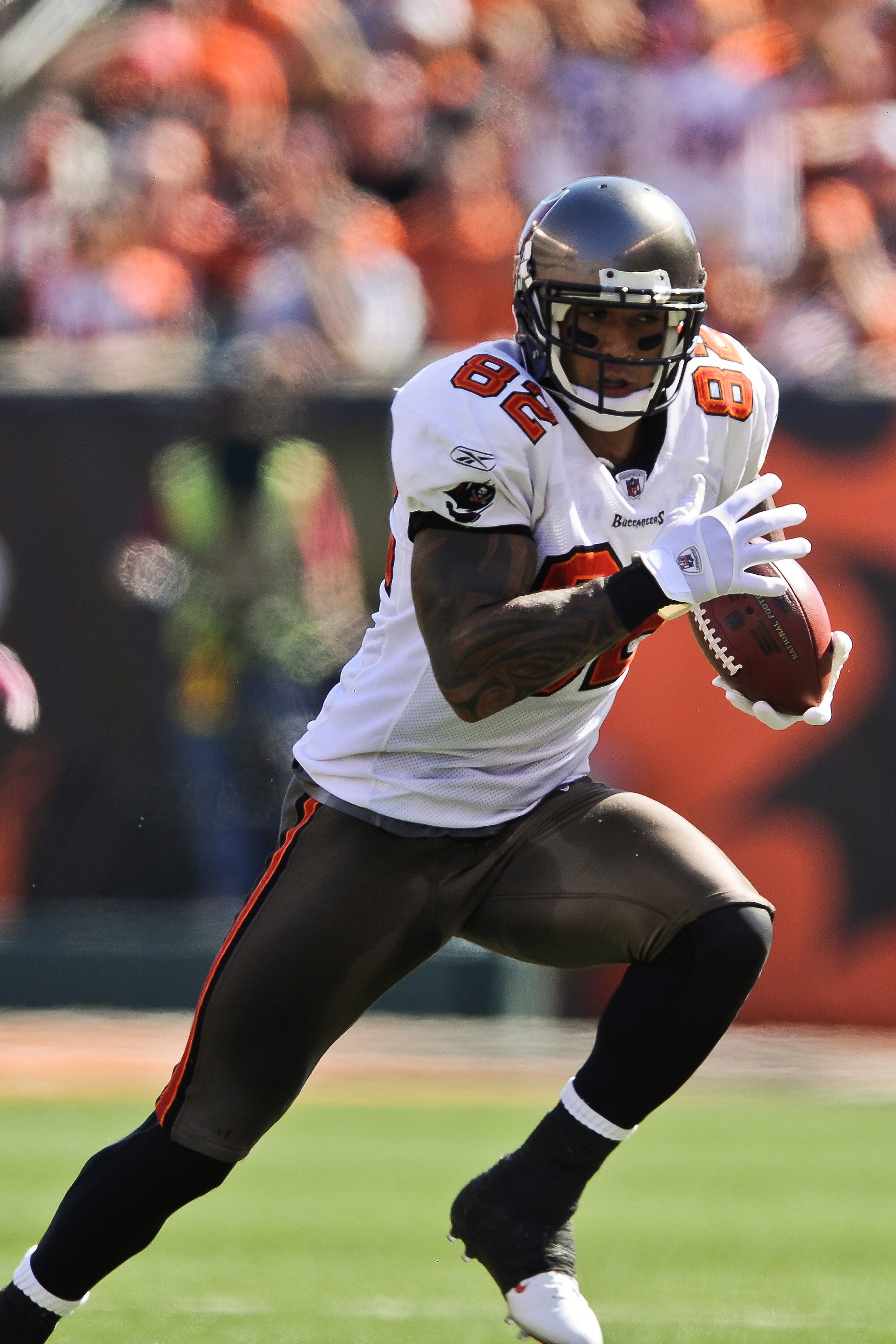 CINCINNATI, OH - OCTOBER 10: Kellen Winslow #82 of the Tampa Bay Buccaneers runs with the ball against the Cincinnati Bengals at Paul Brown Stadium on October 10, 2010 in Cincinnati, Ohio. (Photo by Jamie Sabau/Getty Images)