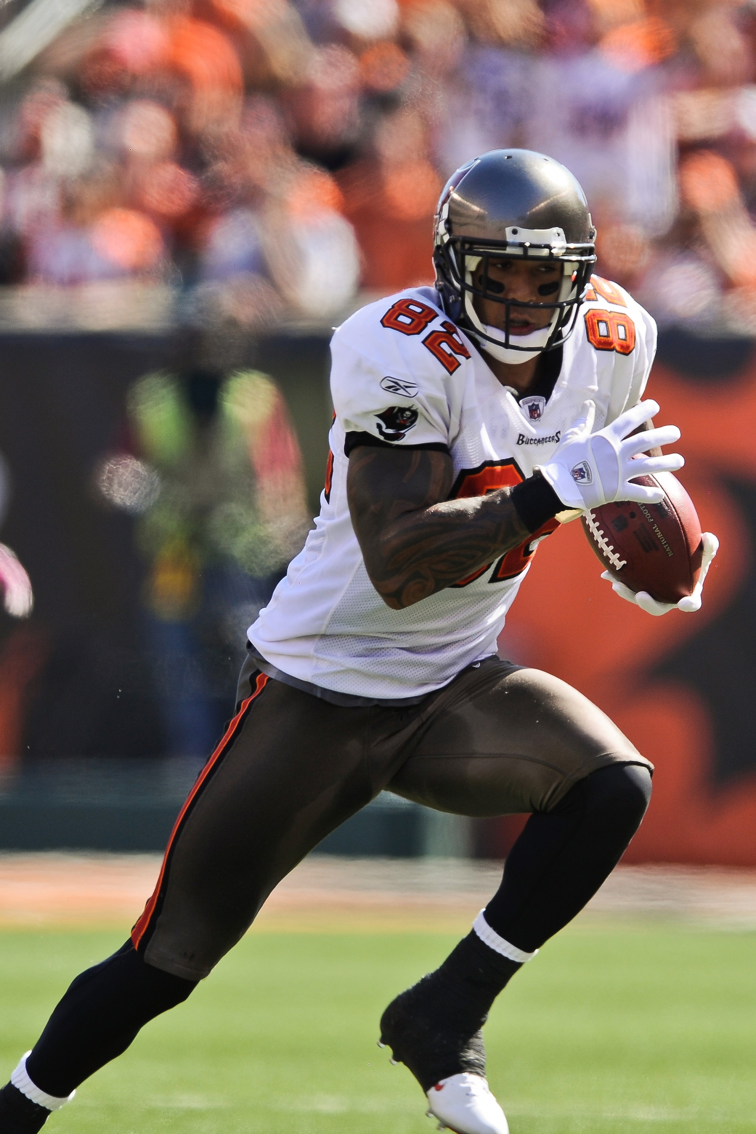 CINCINNATI, OH - OCTOBER 10: Kellen Winslow #82 of the Tampa Bay Buccaneers runs with the ball against the Cincinnati Bengals at Paul Brown Stadium on October 10, 2010 in Cincinnati, Ohio. (Photo by Jamie Sabau/Getty Images) CINCINNATI, OH - OCTOBER 10: Kellen Winslow #82 of the Tampa Bay Buccaneers runs with the ball against the Cincinnati Bengals at Paul Brown Stadium on October 10, 2010 in Cincinnati, Ohio. (Photo by Jamie Sabau/Getty Images)