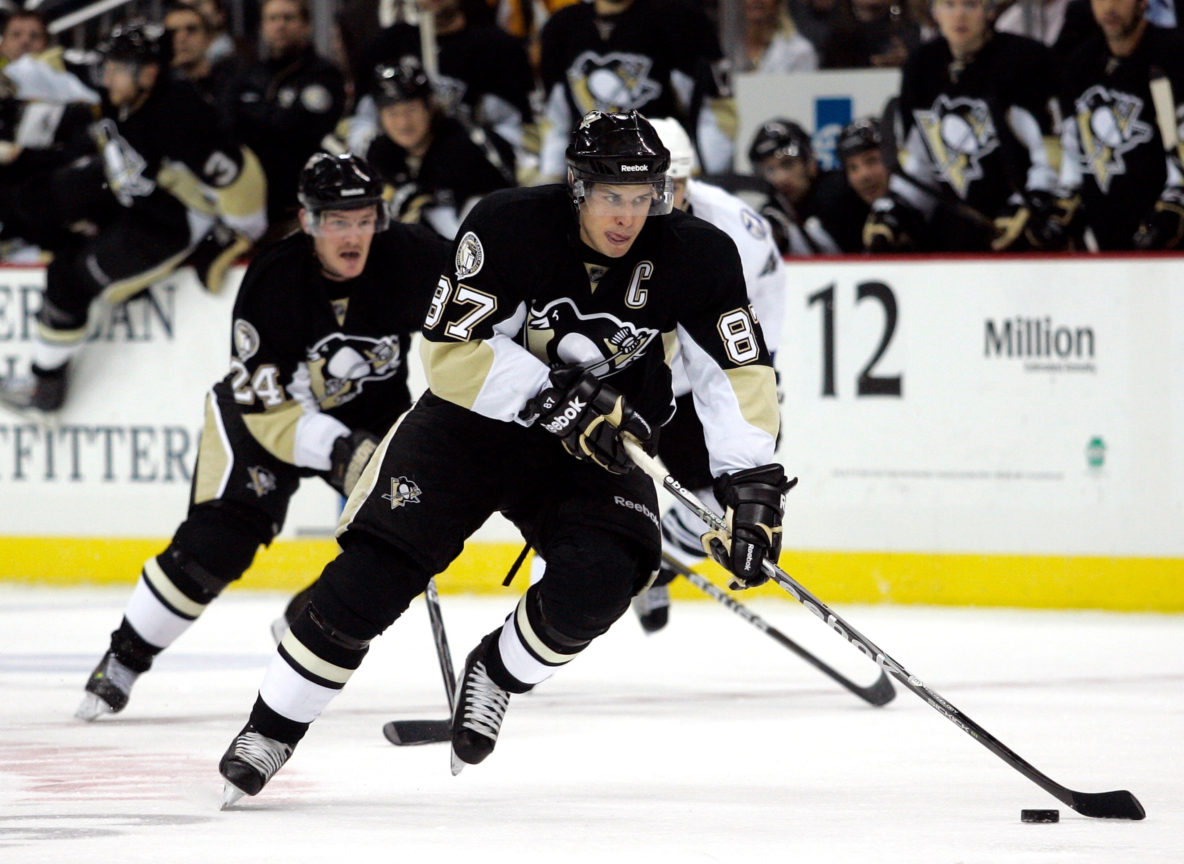 PITTSBURGH - NOVEMBER 12: Sidney Crosby #87 of the Pittsburgh Penguins handles the puck against the Tampa Bay Lightning at Consol Energy Center on November 12, 2010 in Pittsburgh, Pennsylvania. The Penguins defeated the Lightning 5-1. (Photo by Justin PITTSBURGH - NOVEMBER 12: Sidney Crosby #87 of the Pittsburgh Penguins handles the puck against the Tampa Bay Lightning at Consol Energy Center on November 12, 2010 in Pittsburgh, Pennsylvania. The Penguins defeated the Lightning 5-1. (Photo by Justin