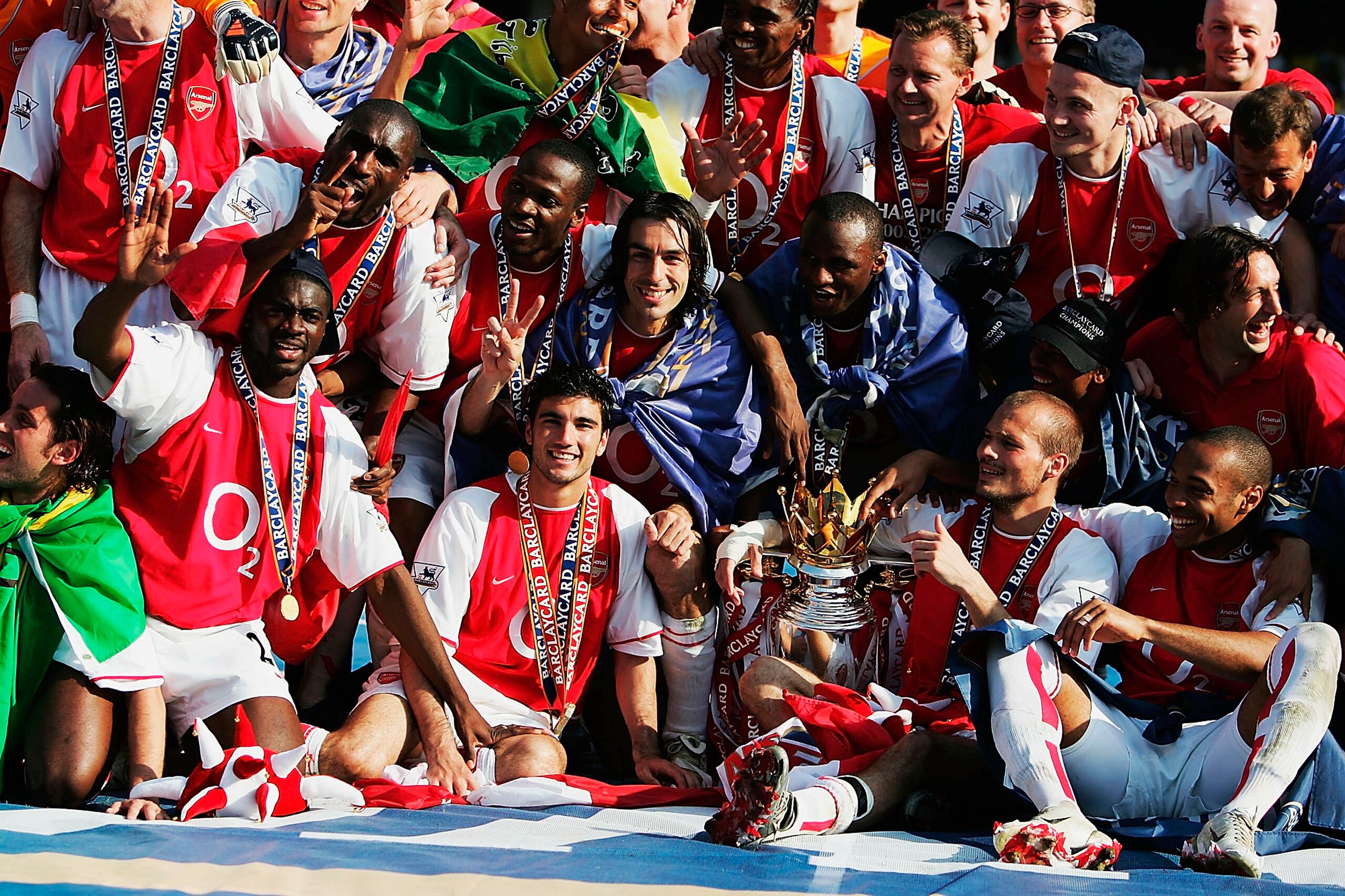 LONDON - MAY 15:  Arsenal players celebrate winning the Premiership during the FA Barclaycard Premiership match between Arsenal and Leicester City at Highbury on May 15, 2004 in London.  (Photo by Clive Mason/Getty Images)