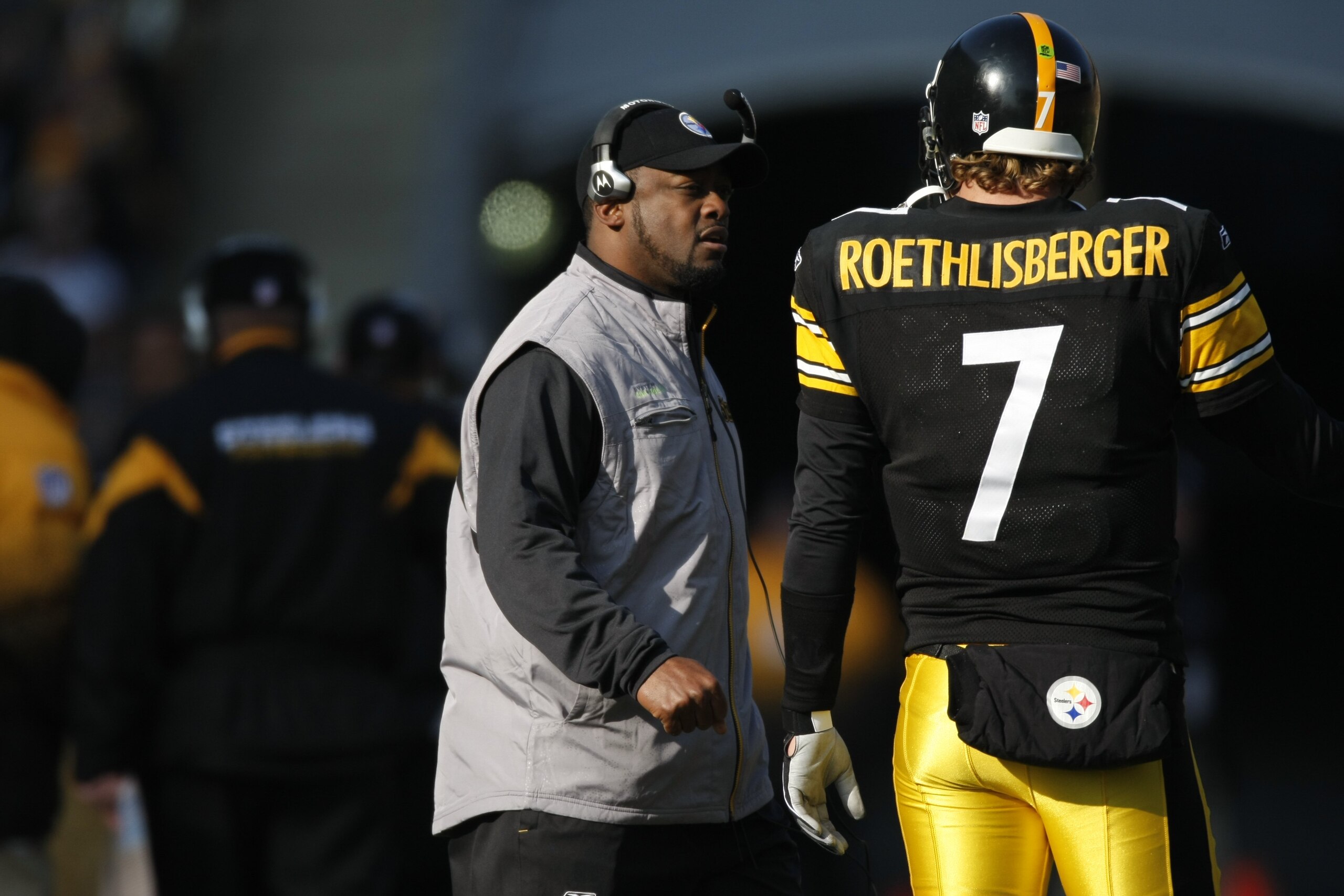 PITTSBURGH - DECEMBER 06:  Head coach Mike Tomlin of the Pittsburgh Steelers speaks with Ben Roethlisberger #7 during the game against the Oakland Raiders on December 6, 2009 at Heinz Field in Pittsburgh, Pennsylvania.  (Photo by Gregory Shamus/Getty Imag