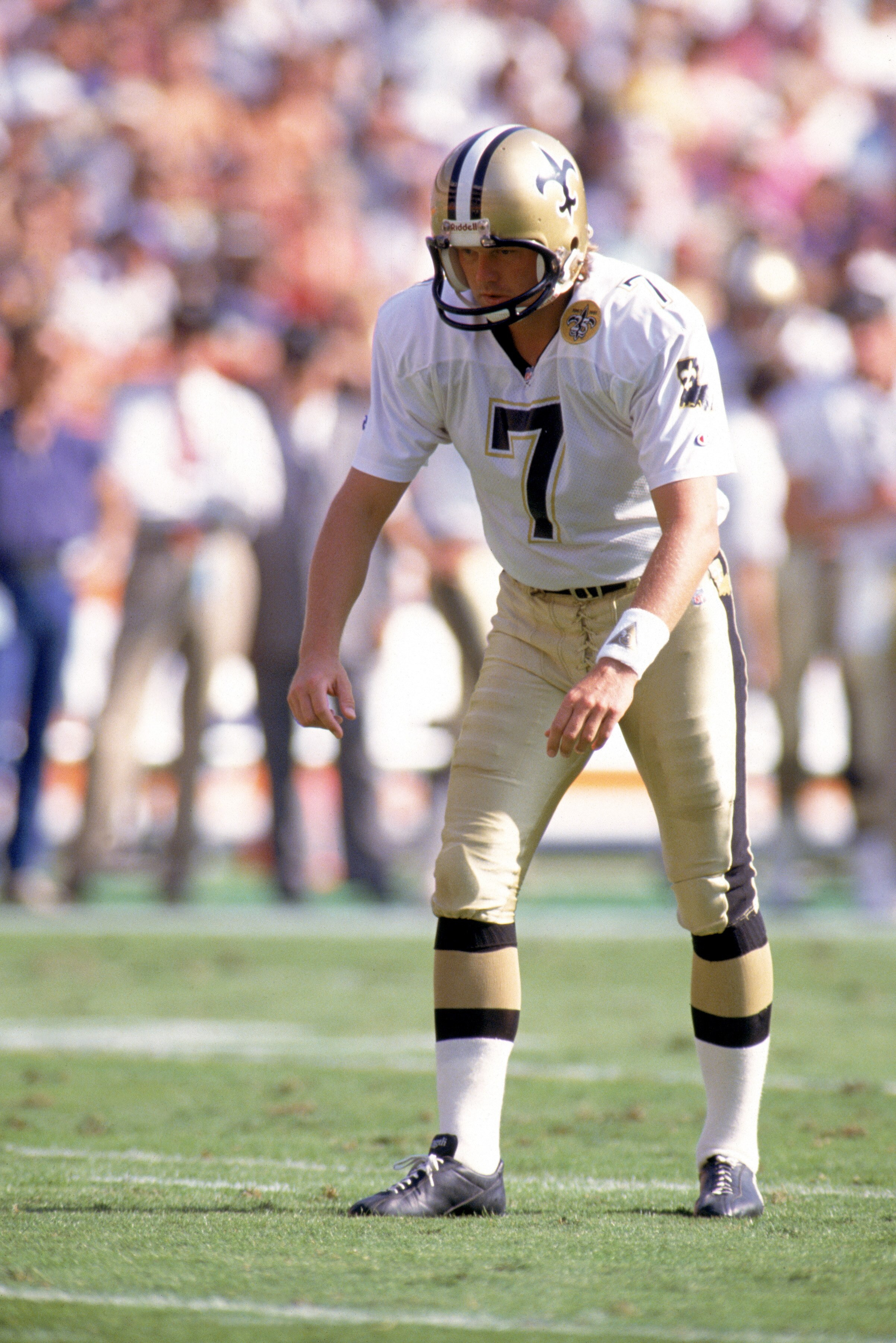 ANAHEIM, CA - NOVEMBER 3:  Morten Andersen #7 of the New Orleans Saints lines up a kick during a game against the Los Angeles Rams at Anaheim Stadium on November 3, 1991 in Anaheim, California.  The Saints defeated the Rams 24-17.  (Stephen Dunn/Getty Ima