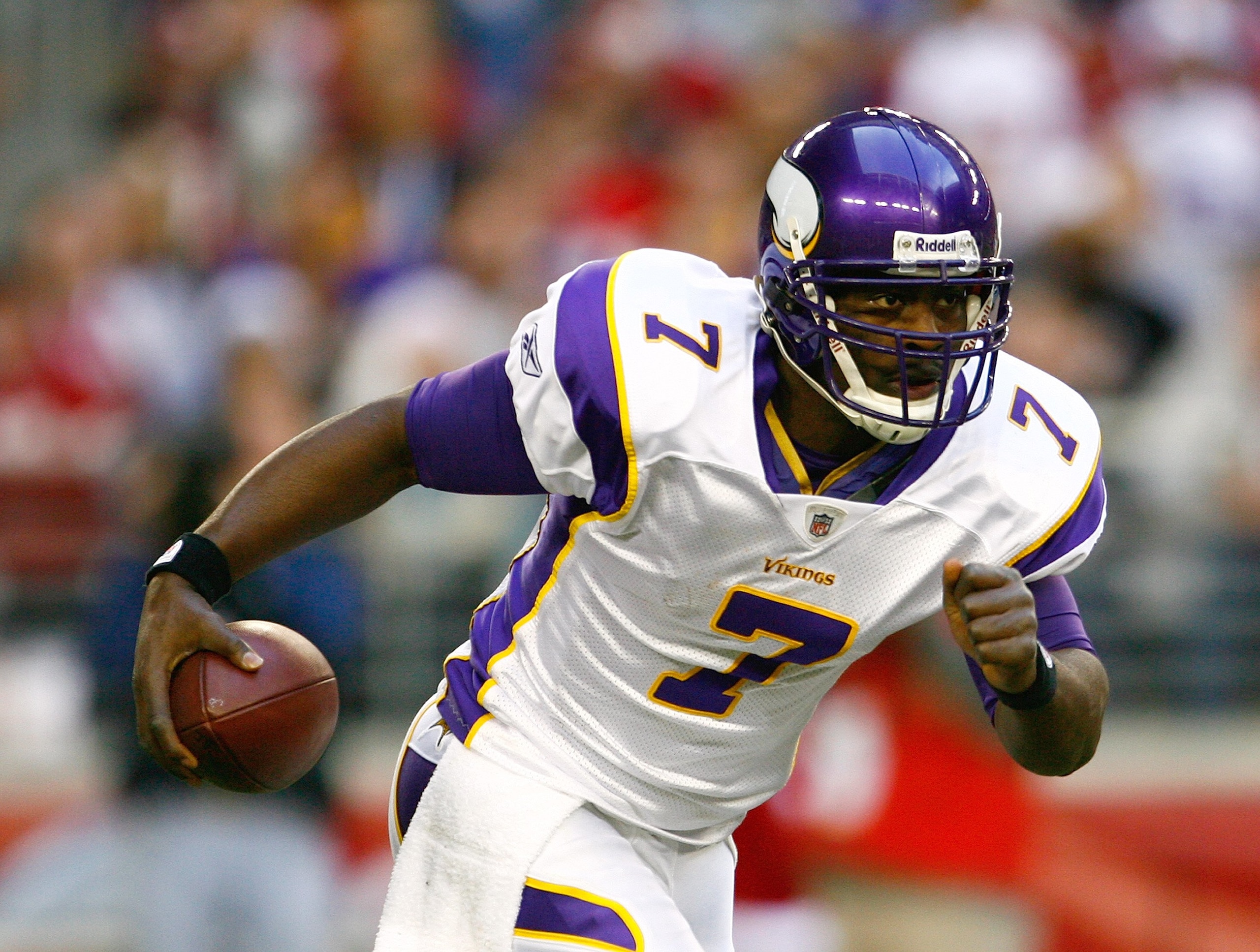 GLENDALE, AZ - DECEMBER 14:  Quarterback Tarvaris Jackson #7 of the Minnesota Vikings runs with the ball during their NFL game against the Arizona Cardinals at the University of Phoenix Stadium on December 14, 2008 in Glendale, Arizona. The Vikings defeat