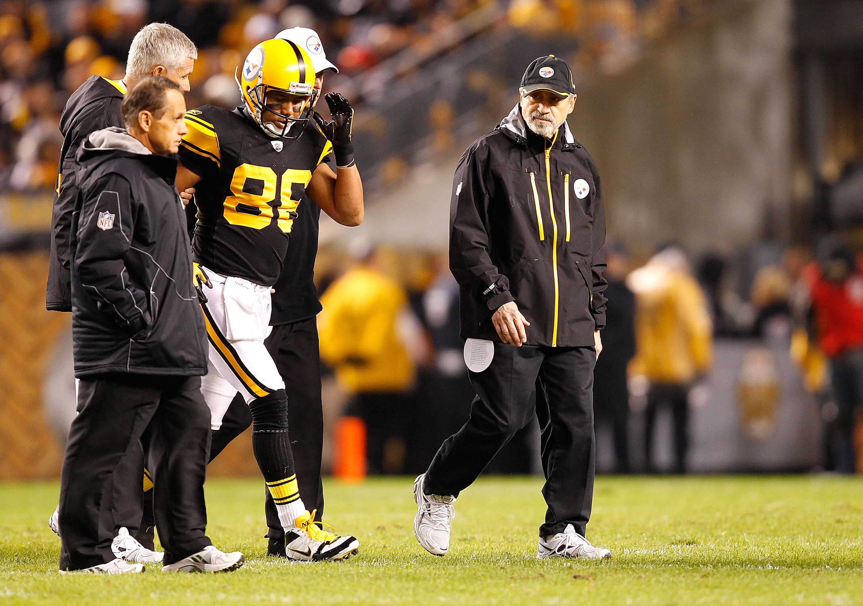 PITTSBURGH - NOVEMBER 14:  Hines Ward #86 of the Pittsburgh Steelers walks off of the field with help from the training staff after injuring himself during the game against the New England Patriots on November 14, 2010 at Heinz Field in Pittsburgh, Pennsy