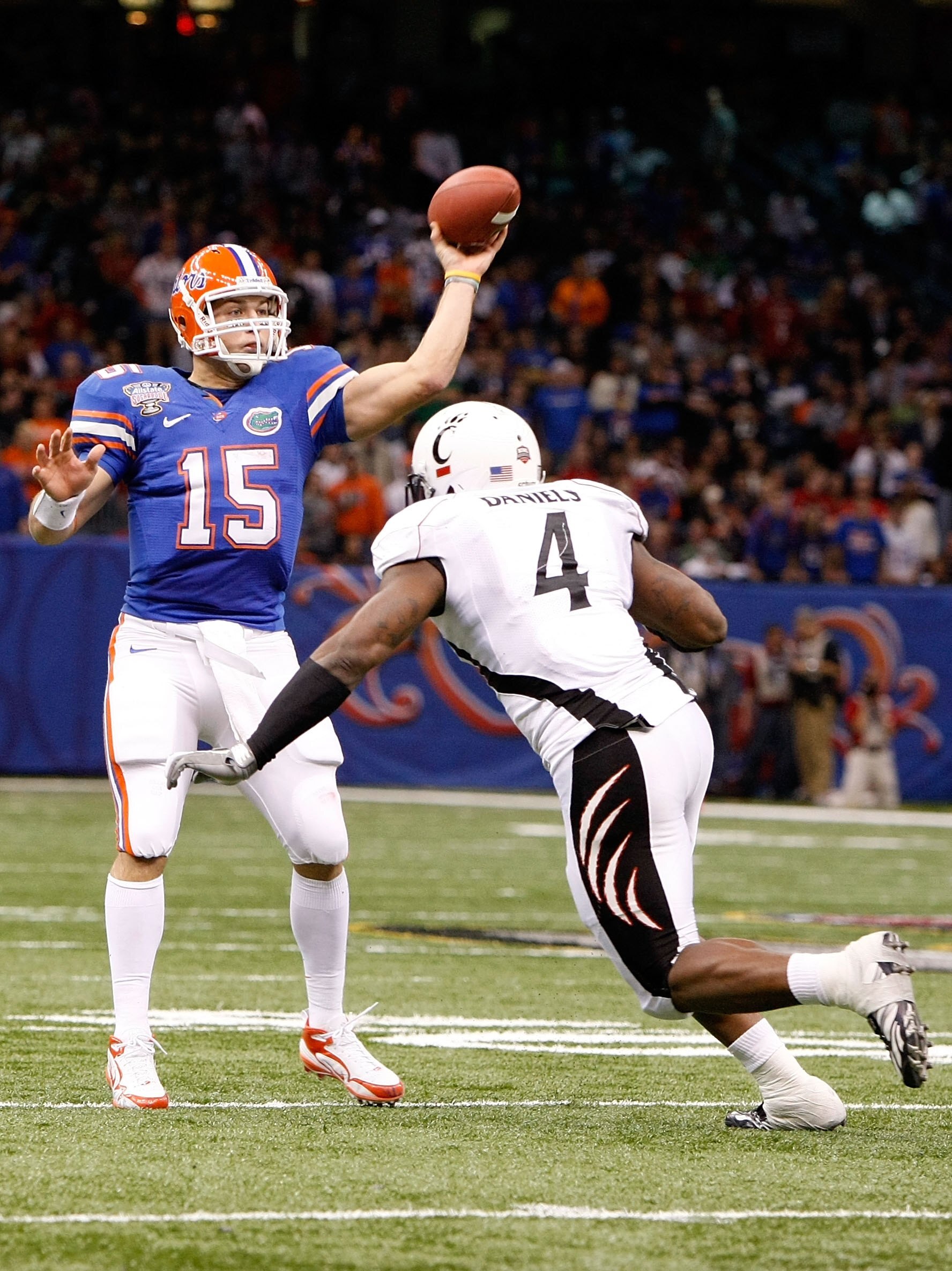 NEW ORLEANS - JANUARY 01:  Quarterback Tim Tebow #15 of the Florida Gators throws a pass against the Cincinnati Bearcats during the Allstate Sugar Bowl at the Louisana Superdome on January 1, 2010 in New Orleans, Louisiana.  (Photo by Kevin C. Cox/Getty I