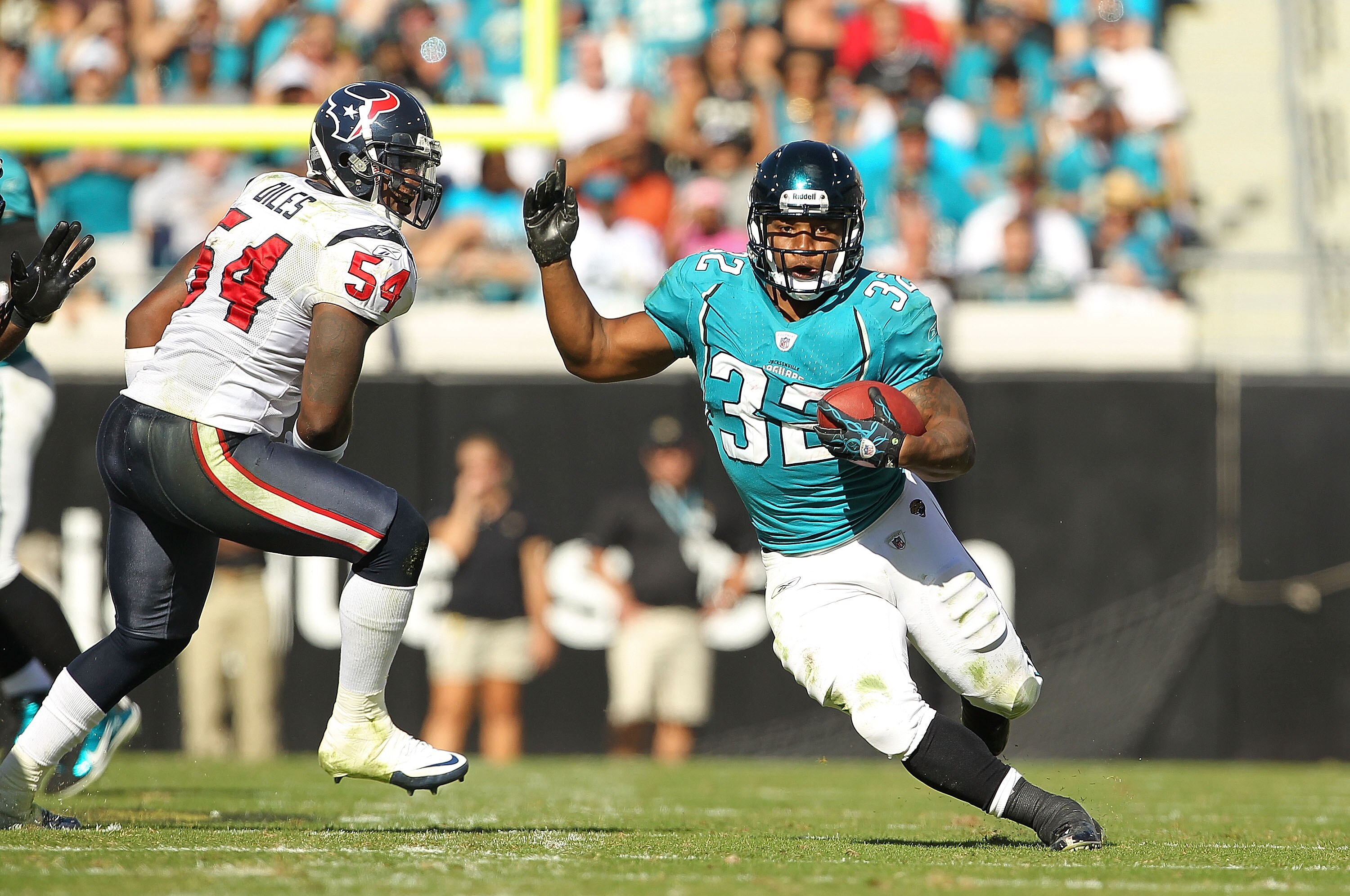 JACKSONVILLE, FL - NOVEMBER 14:  Maurice Jones-Drew #32 of the Jacksonville Jaguars runs the ball during a game against the Houston Texans at EverBank Field on November 14, 2010 in Jacksonville, Florida.  (Photo by Mike Ehrmann/Getty Images)