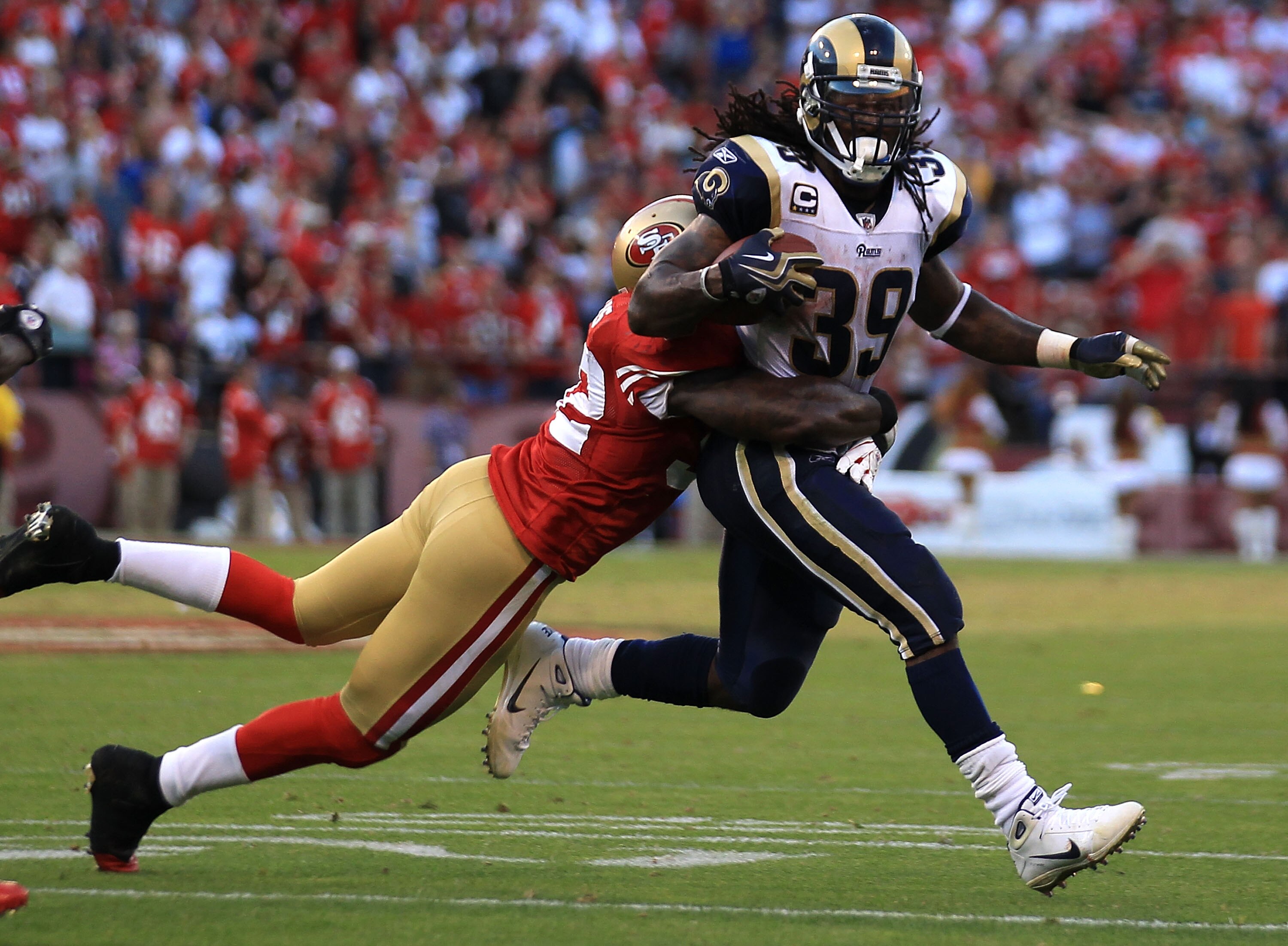 SAN FRANCISCO - NOVEMBER 14:  Steven Jackson #39 of the St. Louis Rams runs against the San Francisco 49ers during an NFL game at Candlestick Park on November 14, 2010 in San Francisco, California.  (Photo by Jed Jacobsohn/Getty Images)