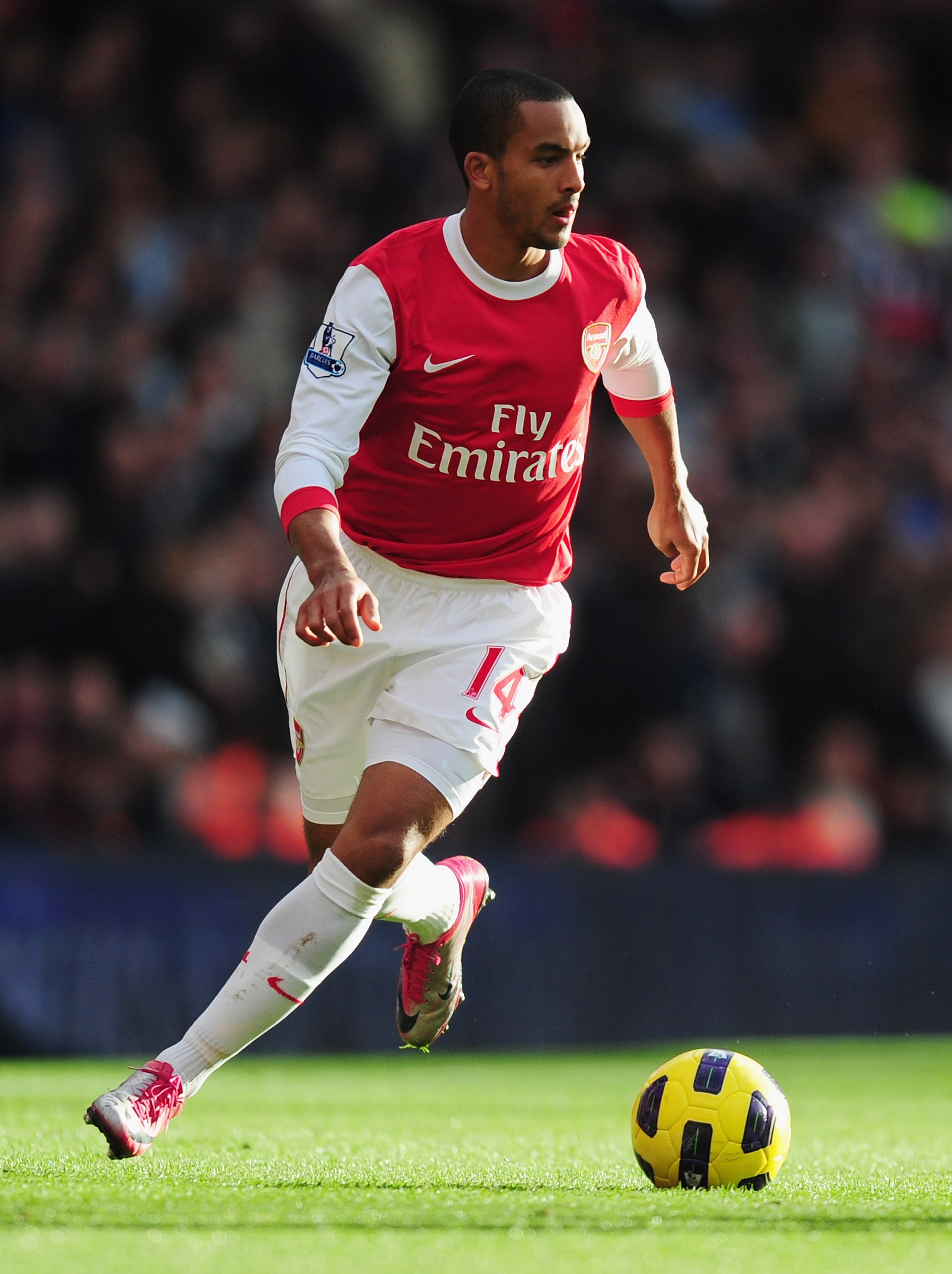 LONDON, ENGLAND - NOVEMBER 07:  Theo Walcott of Arsenal in action during the Barclays Premier League match between Arsenal and Newcastle United at the Emirates Stadium on November 7, 2010 in London, England.  (Photo by Mike Hewitt/Getty Images)
