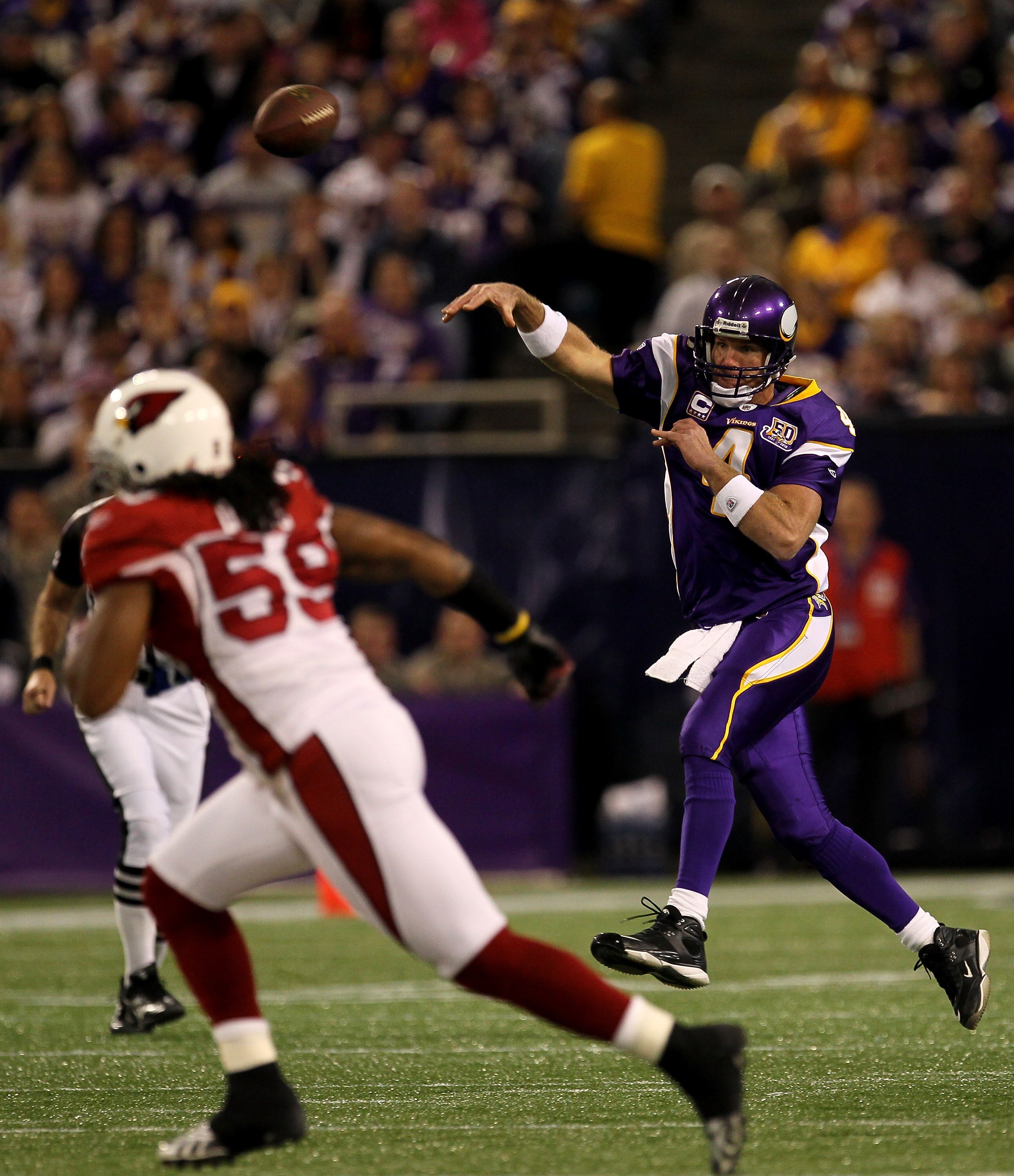 MINNEAPOLIS - NOVEMBER 07:  Quarterback Brett Favre #4 of the Minnesota Vikings throws a pass against the Arizona Cardinals at Hubert H. Humphrey Metrodome on November 7, 2010 in Minneapolis, Minnesota.  (Photo by Stephen Dunn/Getty Images)