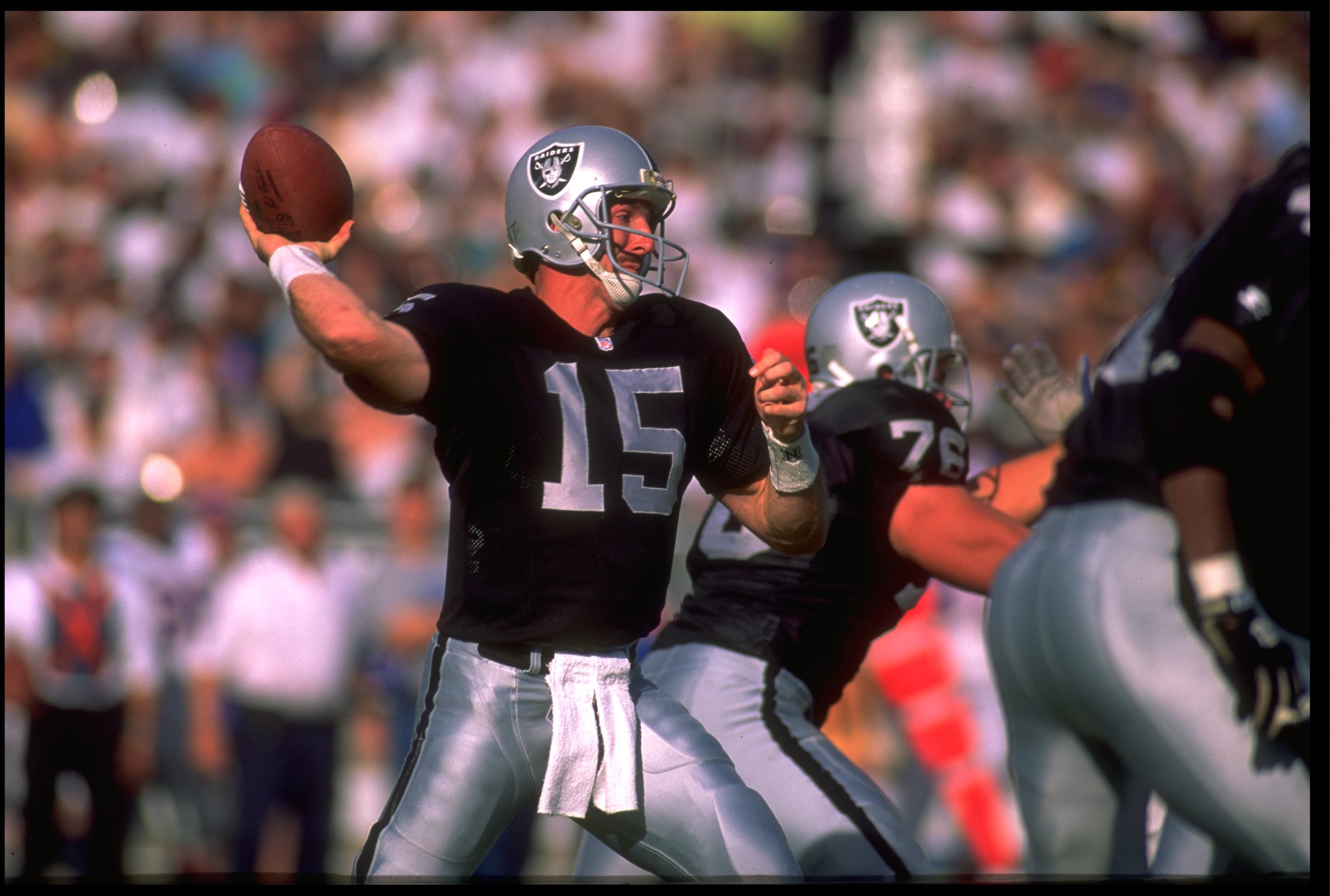 2 JAN 1994: LOS ANGELES RAIDERS QUARTERBACK JEFF HOSTETLER SETS TO THROW DURING THE RAIDERS 33-30 WIN OVER THE DENVER BRONCOS AT THE LOS ANGELES MEMORIAL COLISEUM IN LOS ANGELES, CALIFORNIA. MANDATORY CREDIT: MIKE POWELL/ALLSPORT 2 JAN 1994: LOS ANGELES RAIDERS QUARTERBACK JEFF HOSTETLER SETS TO THROW DURING THE RAIDERS 33-30 WIN OVER THE DENVER BRONCOS AT THE LOS ANGELES MEMORIAL COLISEUM IN LOS ANGELES, CALIFORNIA. MANDATORY CREDIT: MIKE POWELL/ALLSPORT