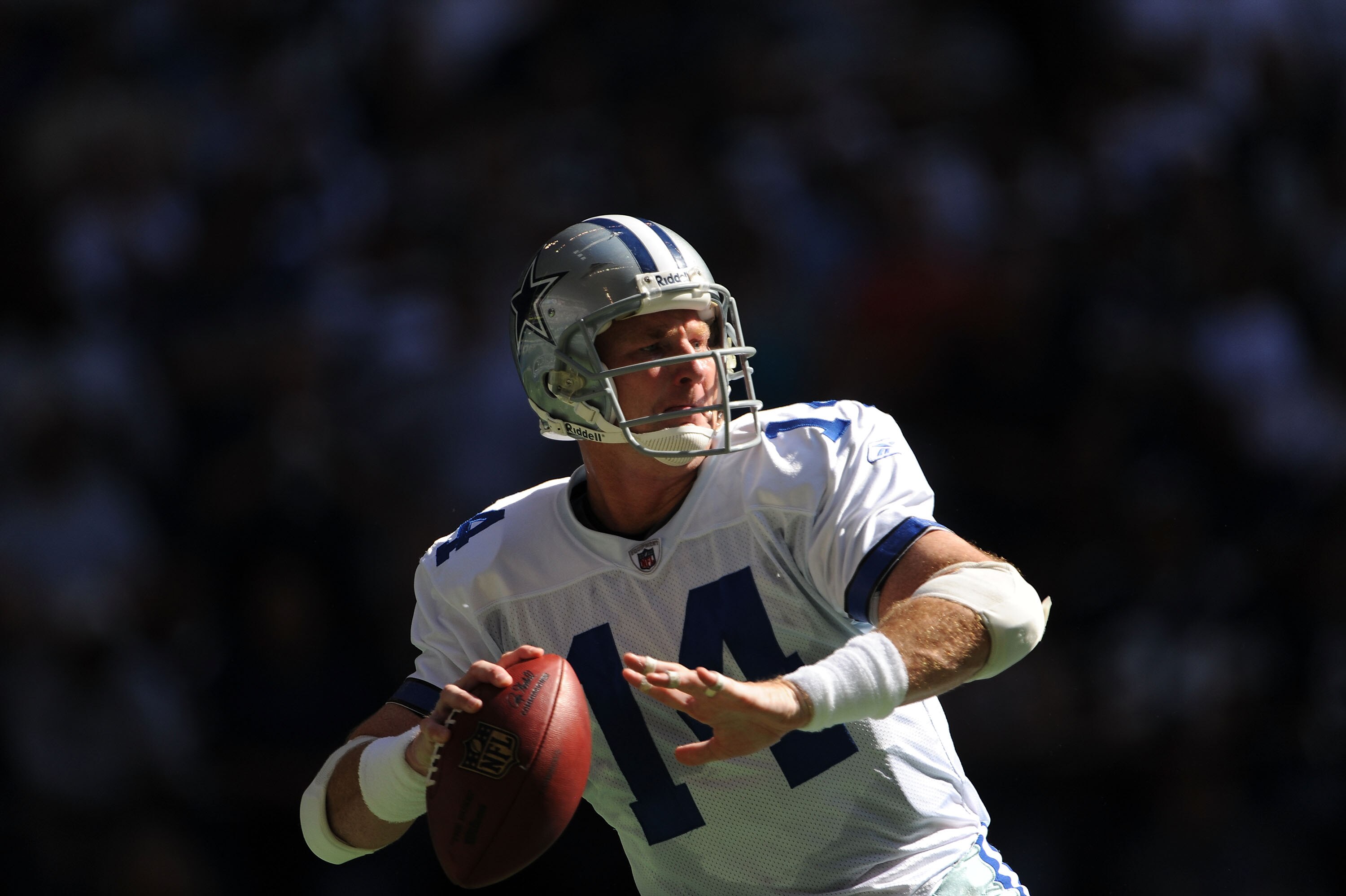 IRVING, TX - OCTOBER 26:  Quarterback Brad Johnson #14 of the Dallas Cowboys drops back to pass against the Tampa Bay Buccaneers at Texas Stadium on October 26, 2008 in Irving, Texas.  (Photo by Ronald Martinez/Getty Images)