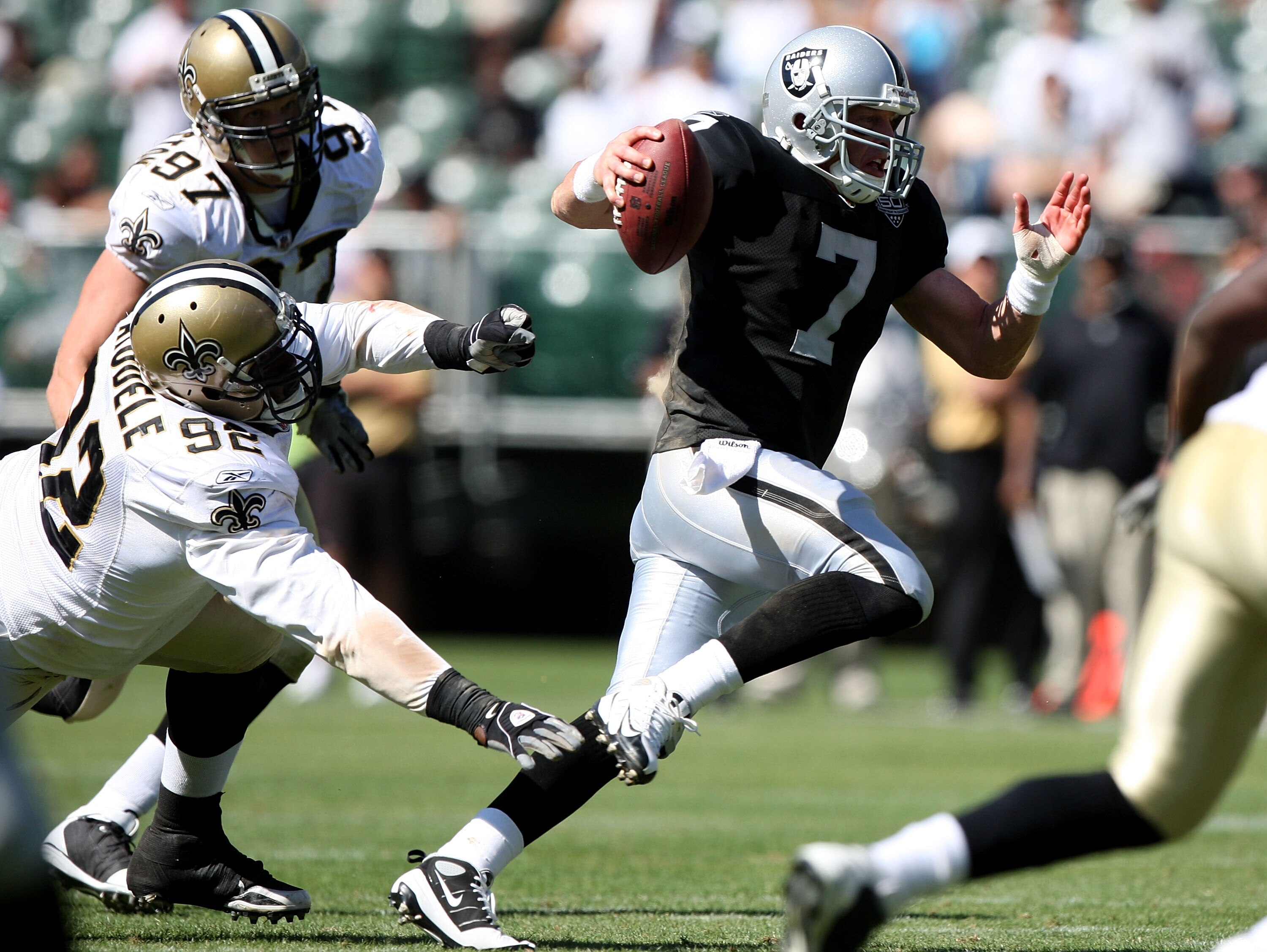 OAKLAND, CA - AUGUST 29:  Jeff Garcia #7 of the Oakland Raiders runs against the New Orleans Saints during an NFL preseason game at Oakland-Alameda County Coliseum on August 29, 2009 in Oakland, California.  (Photo by Jed Jacobsohn/Getty Images)