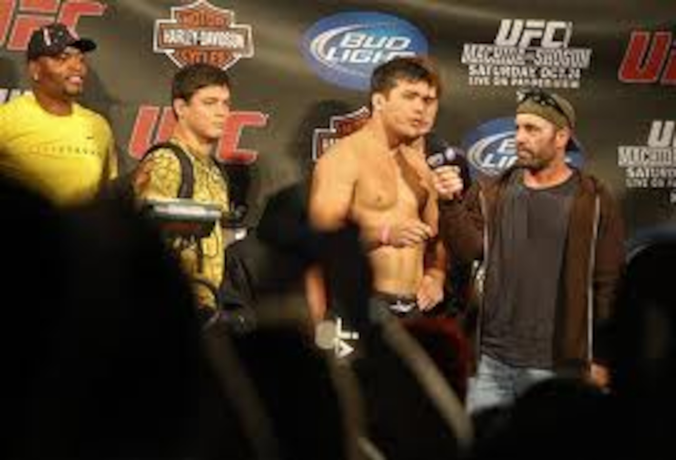Machida pleases MMA fans by speaking English during interview with Joe Rogan