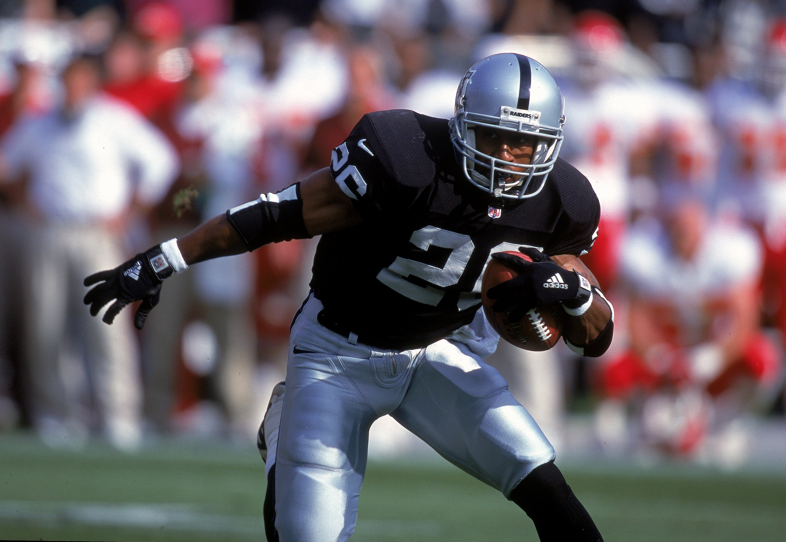 3 Nov 2000: Napoleon Kaufman #26 of the Oakland Raiders carries the ball during the game against the Kansas City Chiefs at the Network Associates Coliseum in Oakland, California. The Raiders defeated the Chiefs 49-31.Mandatory Credit: JED JACOBSOHN /All 3 Nov 2000: Napoleon Kaufman #26 of the Oakland Raiders carries the ball during the game against the Kansas City Chiefs at the Network Associates Coliseum in Oakland, California. The Raiders defeated the Chiefs 49-31.Mandatory Credit: JED JACOBSOHN /All