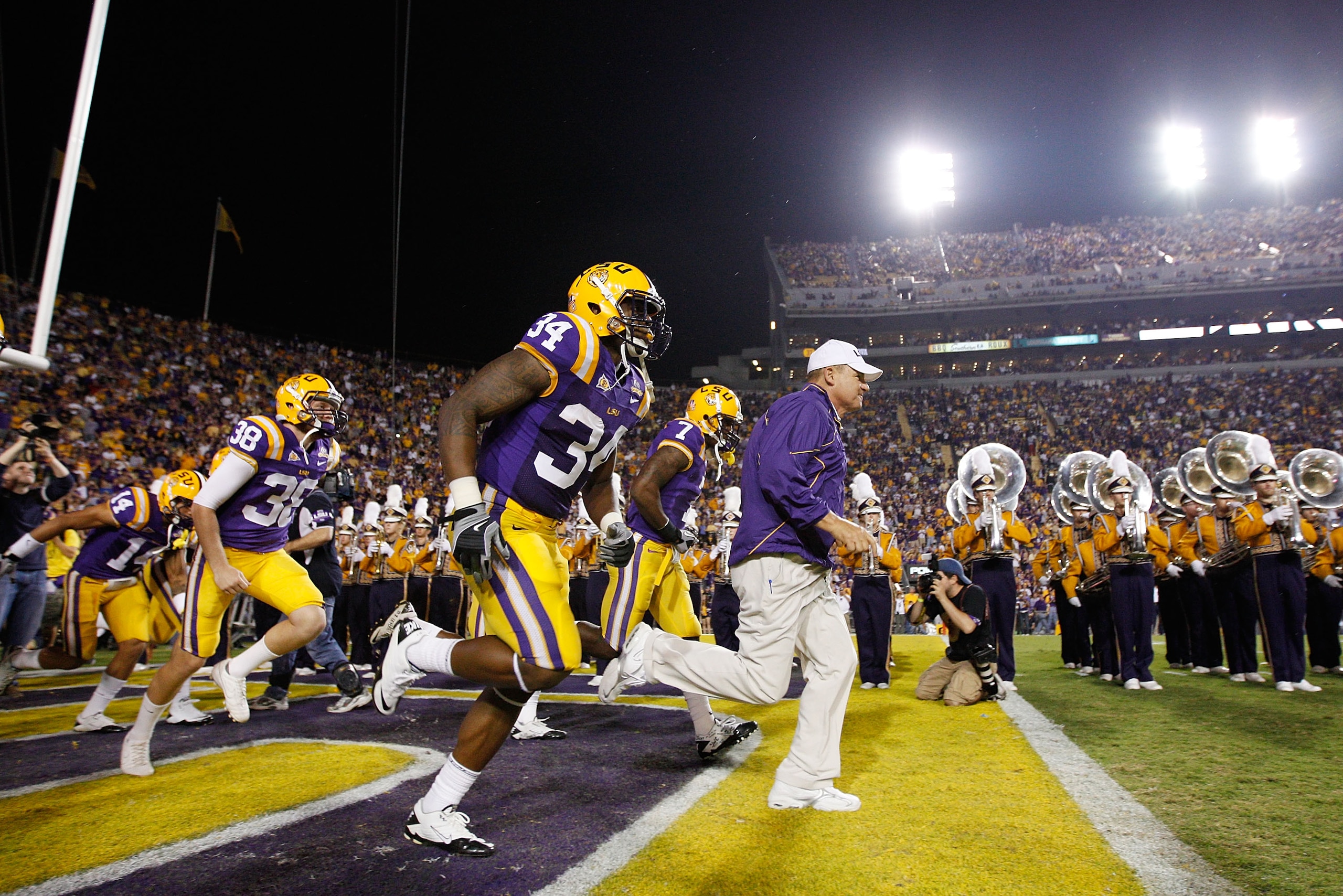 BATON ROUGE, LA - NOVEMBER 13:  Head coach Les Miles of the Louisiana State University Tigers runs onto the field before playing the University of Louisiana-Monroe Warhawks at Tiger Stadium on November 13, 2010 in Baton Rouge, Louisiana.   The Tigers defe