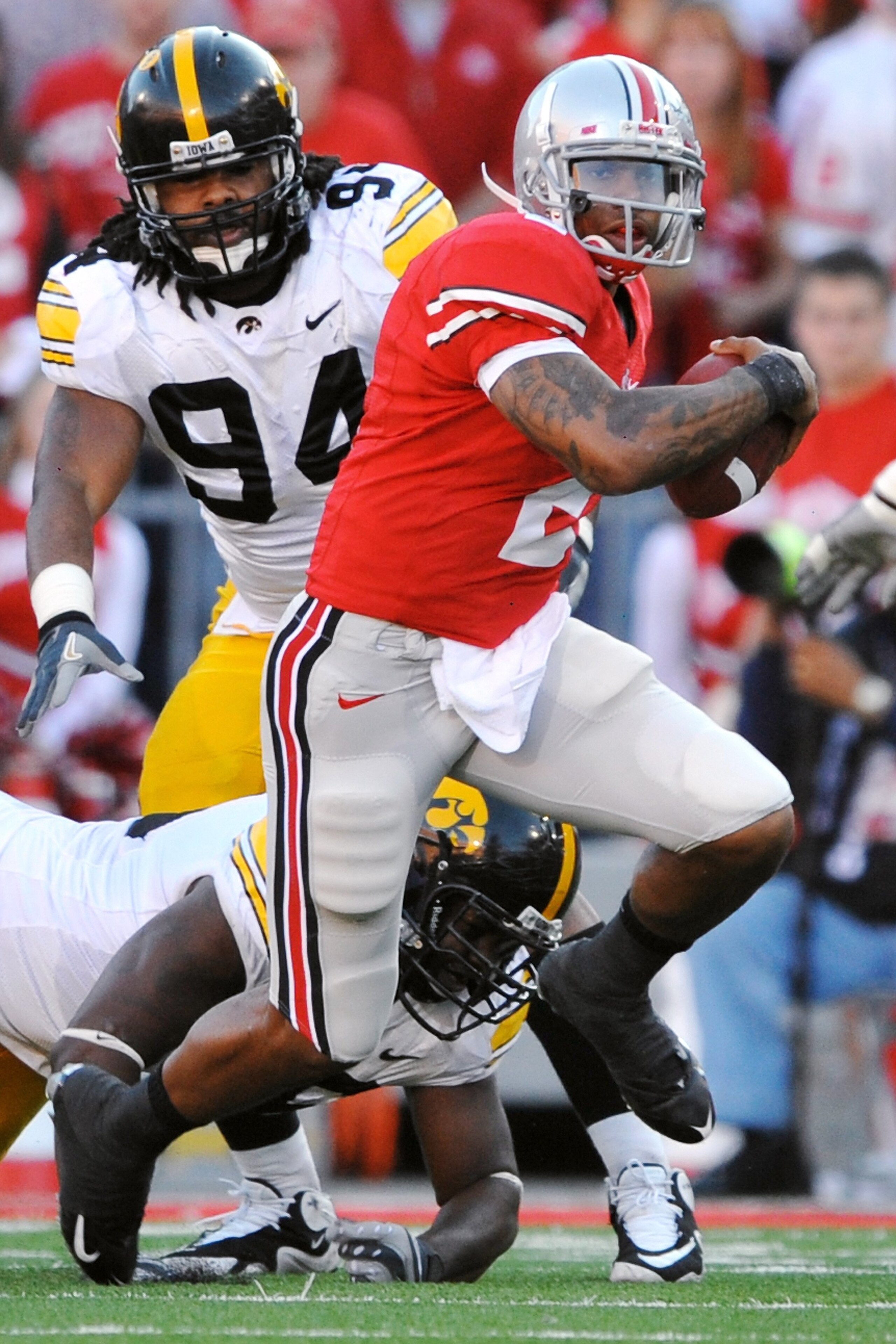 COLUMBUS, OH - NOVEMBER 14:  Quarterback Terrelle Pryor #2 of the Ohio State Buckeyes runs with the ball against the Iowa Hawkeyes at Ohio Stadium on November 14, 2009 in Columbus, Ohio.  (Photo by Jamie Sabau/Getty Images)
