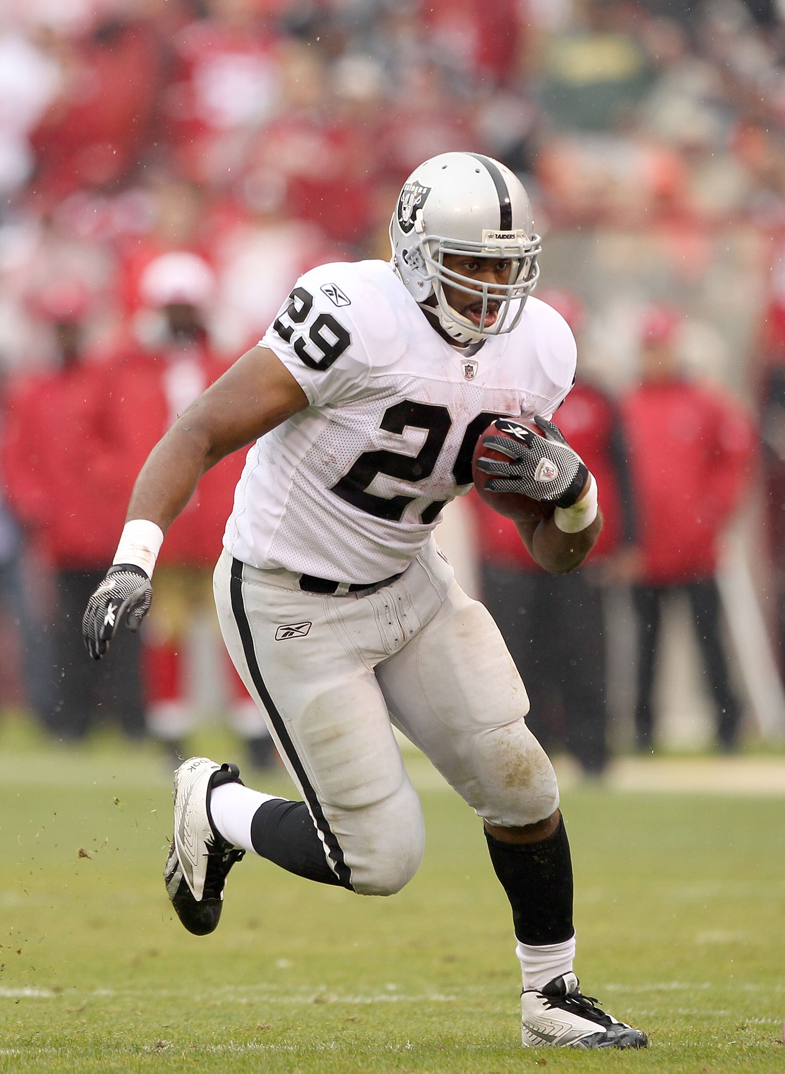 SAN FRANCISCO - OCTOBER 17:  Michael Bush #29  of the Oakland Raiders in action against the San Francisco 49ers at Candlestick Park on October 17, 2010 in San Francisco, California.  (Photo by Ezra Shaw/Getty Images)