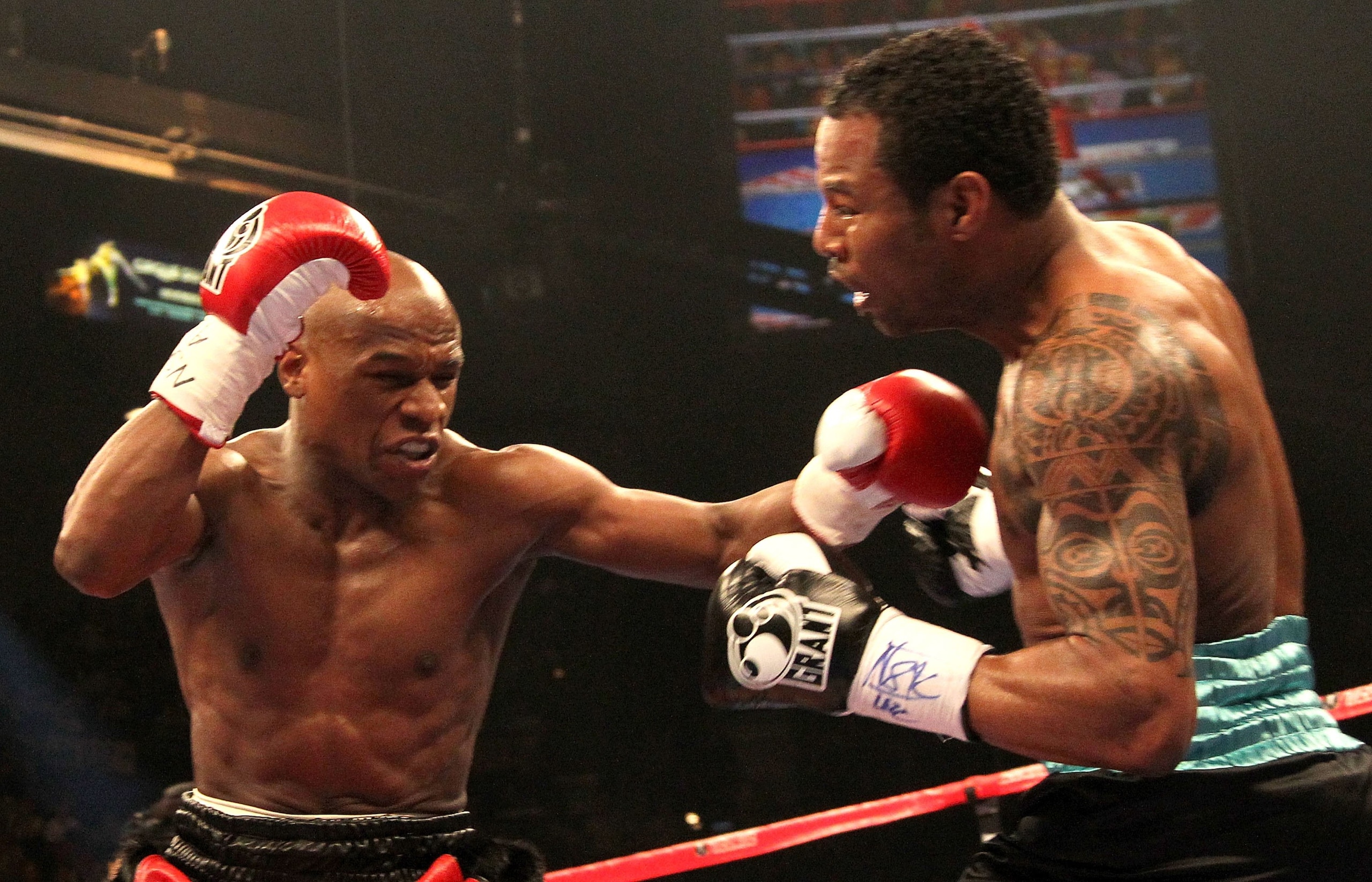 LAS VEGAS - MAY 01:  (L-R) Floyd Mayweather Jr. in action against Shane Mosley during their welterweight fight at the MGM Grand Garden Arena on May 1, 2010 in Las Vegas, Nevada.  (Photo by Jed Jacobsohn/Getty Images)