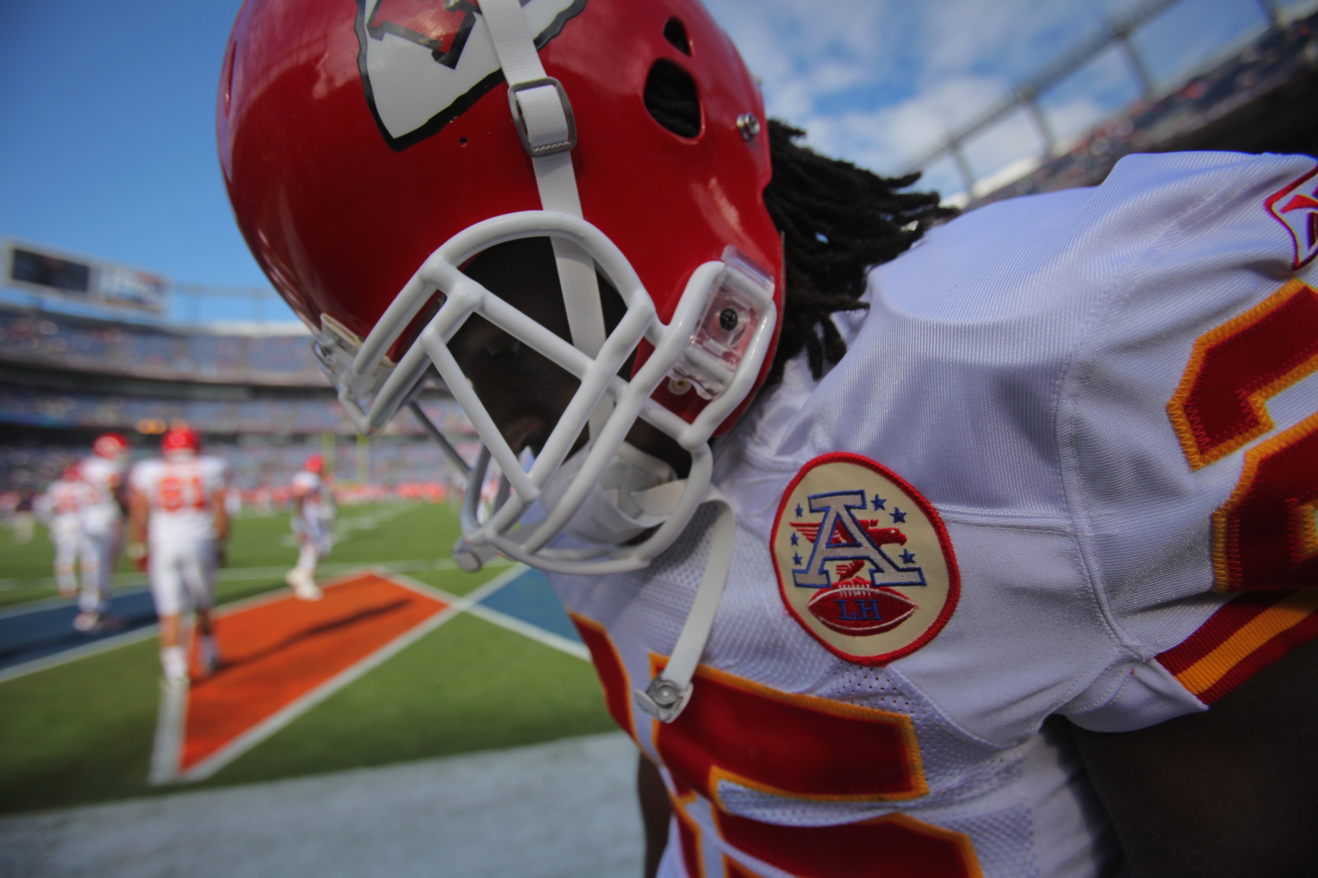 DENVER - NOVEMBER 14:  Running back Jamaal Charles #25 of the Kansas City Chiefs warms up prior to facing the Denver Broncos at INVESCO Field at Mile High on November 14, 2010 in Denver, Colorado. The Broncos defeated the Chiefs 49-29.  (Photo by Doug Pen