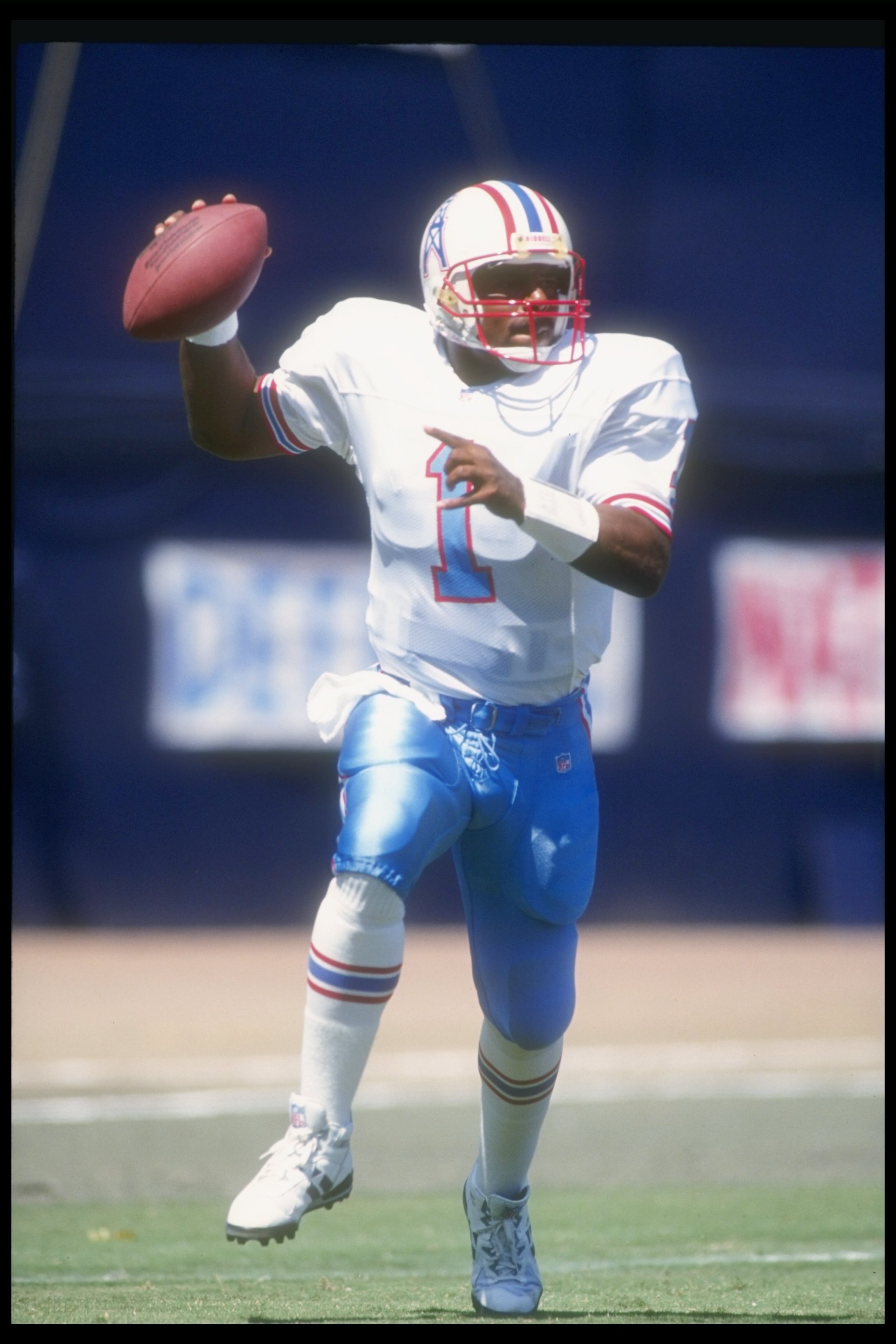 19 Sep 1993:  Quarterback Warren Moon of the Houston Oilers looks to pass the ball during a game against the San Diego Chargers at Jack Murphy Stadium in San Diego, California.  The Chargers won the game, 18-17. Mandatory Credit: Stephen Dunn  /Allsport