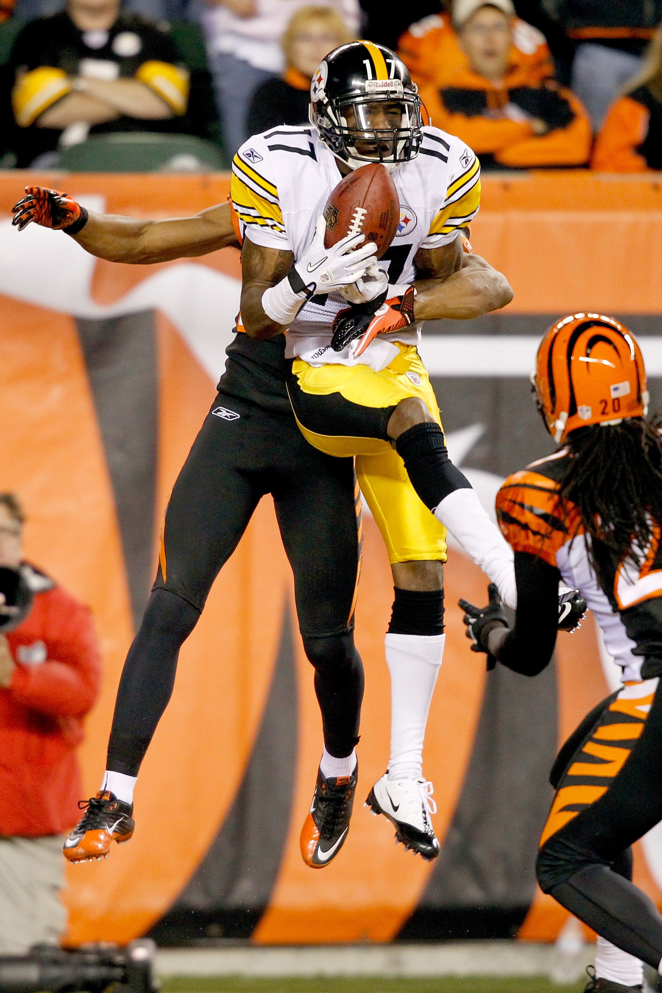 CINCINNATI - NOVEMBER 08:  Mike Wallace #17 of the Pittsburgh Steelers  catches a pass for a touchdown against Leon Hall #29 of the Cincinnati Bengals at Paul Brown Stadium on November 8, 2010 in Cincinnati, Ohio.  (Photo by Matthew Stockman/Getty Images)