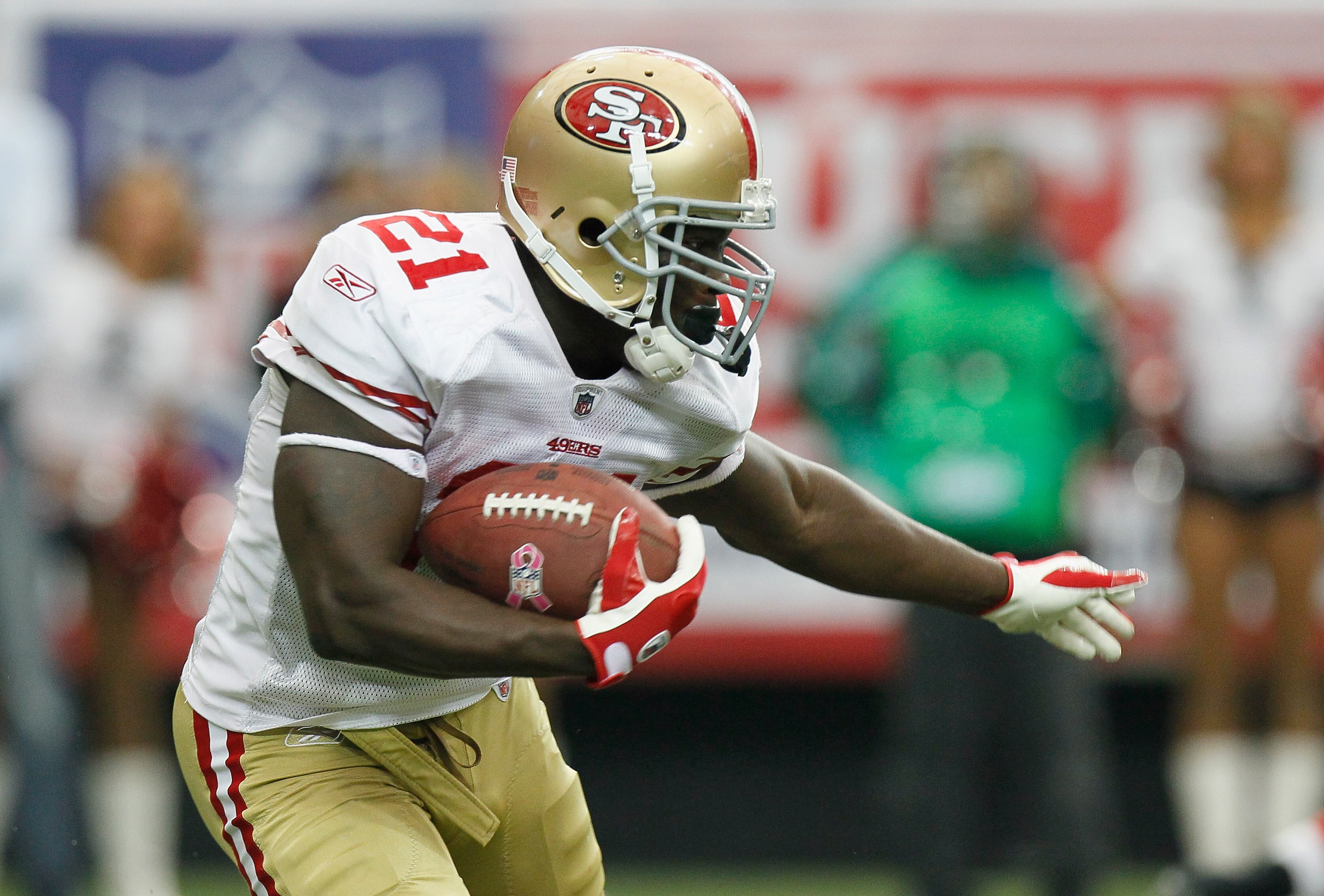 ATLANTA - OCTOBER 03:  Frank Gore #21 of the San Francisco 49ers against the Atlanta Falcons at Georgia Dome on October 3, 2010 in Atlanta, Georgia.  (Photo by Kevin C. Cox/Getty Images)