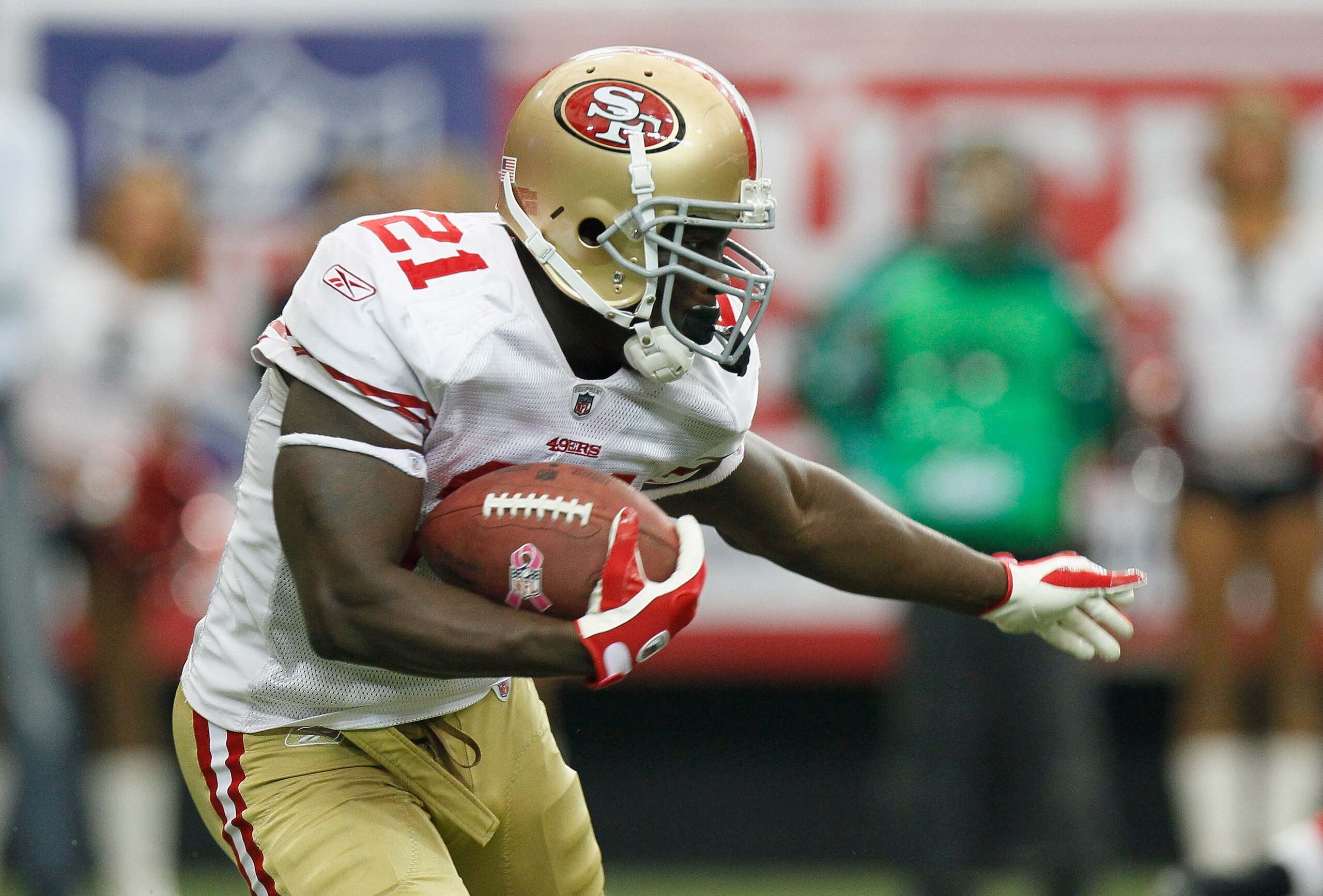 ATLANTA - OCTOBER 03:  Frank Gore #21 of the San Francisco 49ers against the Atlanta Falcons at Georgia Dome on October 3, 2010 in Atlanta, Georgia.  (Photo by Kevin C. Cox/Getty Images)