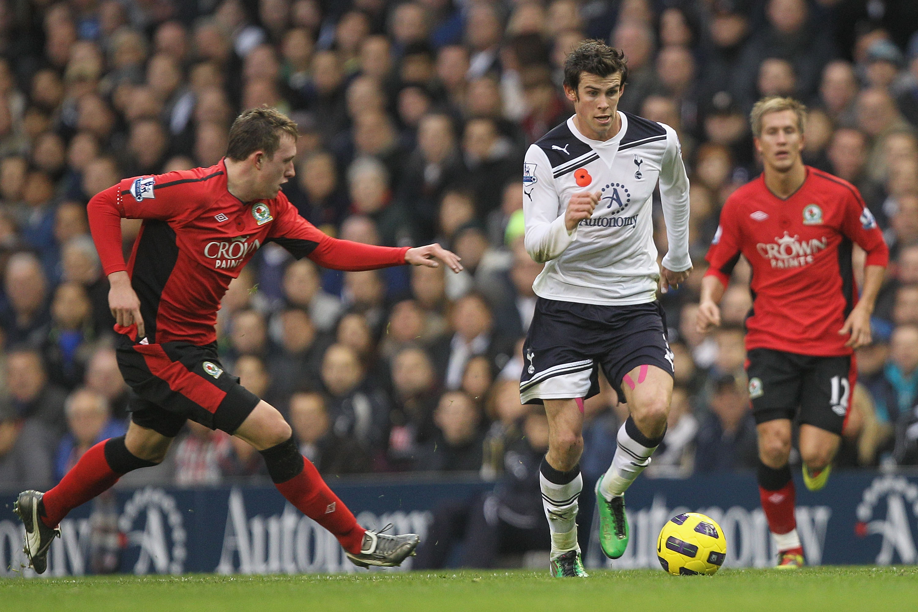 LONDON, ENGLAND - NOVEMBER 13:  Gareth Bale (R) of Tottenham contests with Phil Jones of Blackburn during the Barclays Premier League match between Tottenham Hotspur and Blackburn Rovers at White Hart Lane on November 13, 2010 in London, England.  (Photo