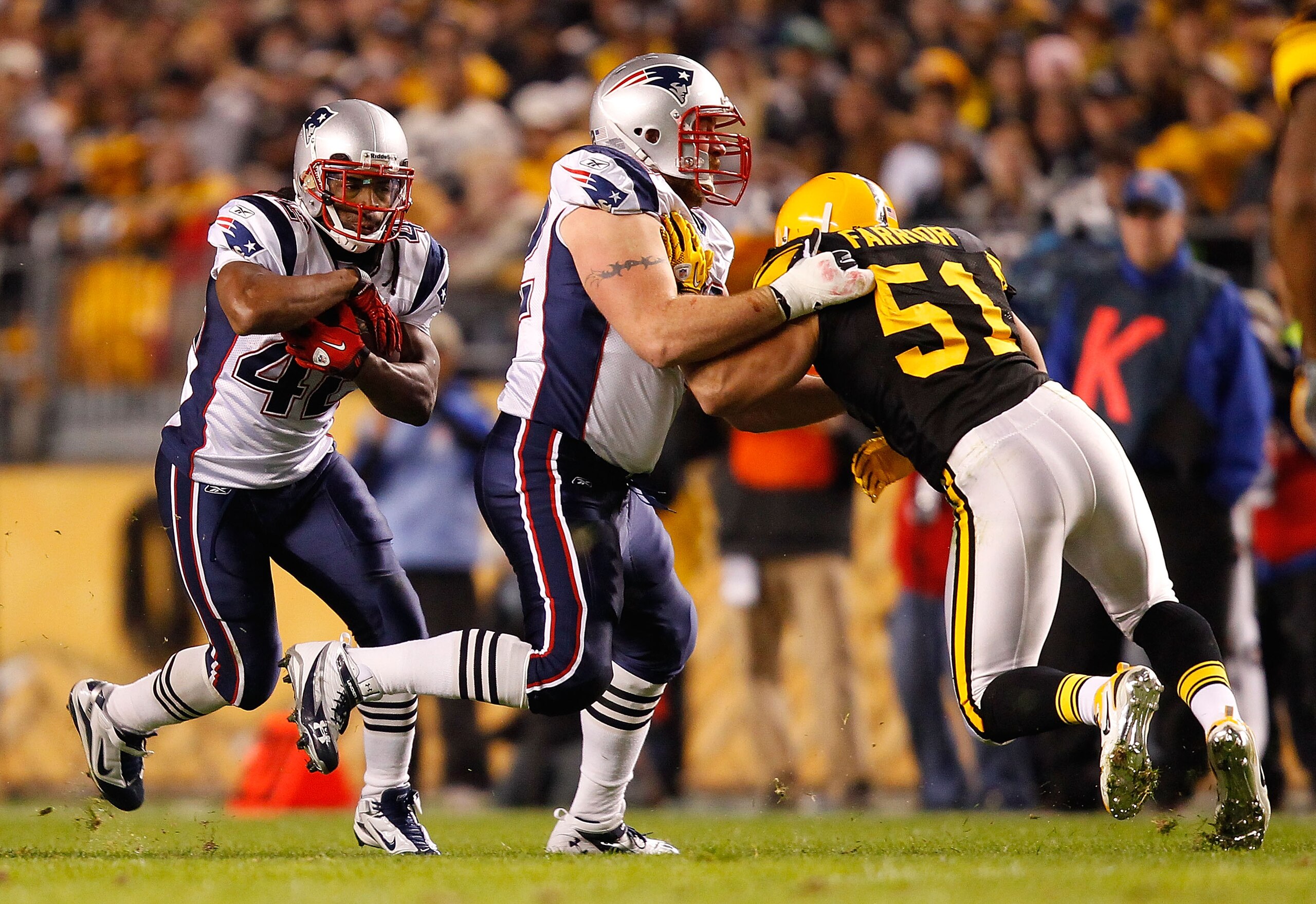 PITTSBURGH - NOVEMBER 14: BenJarvus Green-Ellis #42 of the New England Patriots runs around a blocker during the game against the Pittsburgh Steelers on November 14, 2010 at Heinz Field in Pittsburgh, Pennsylvania.  (Photo by Jared Wickerham/Getty Images)