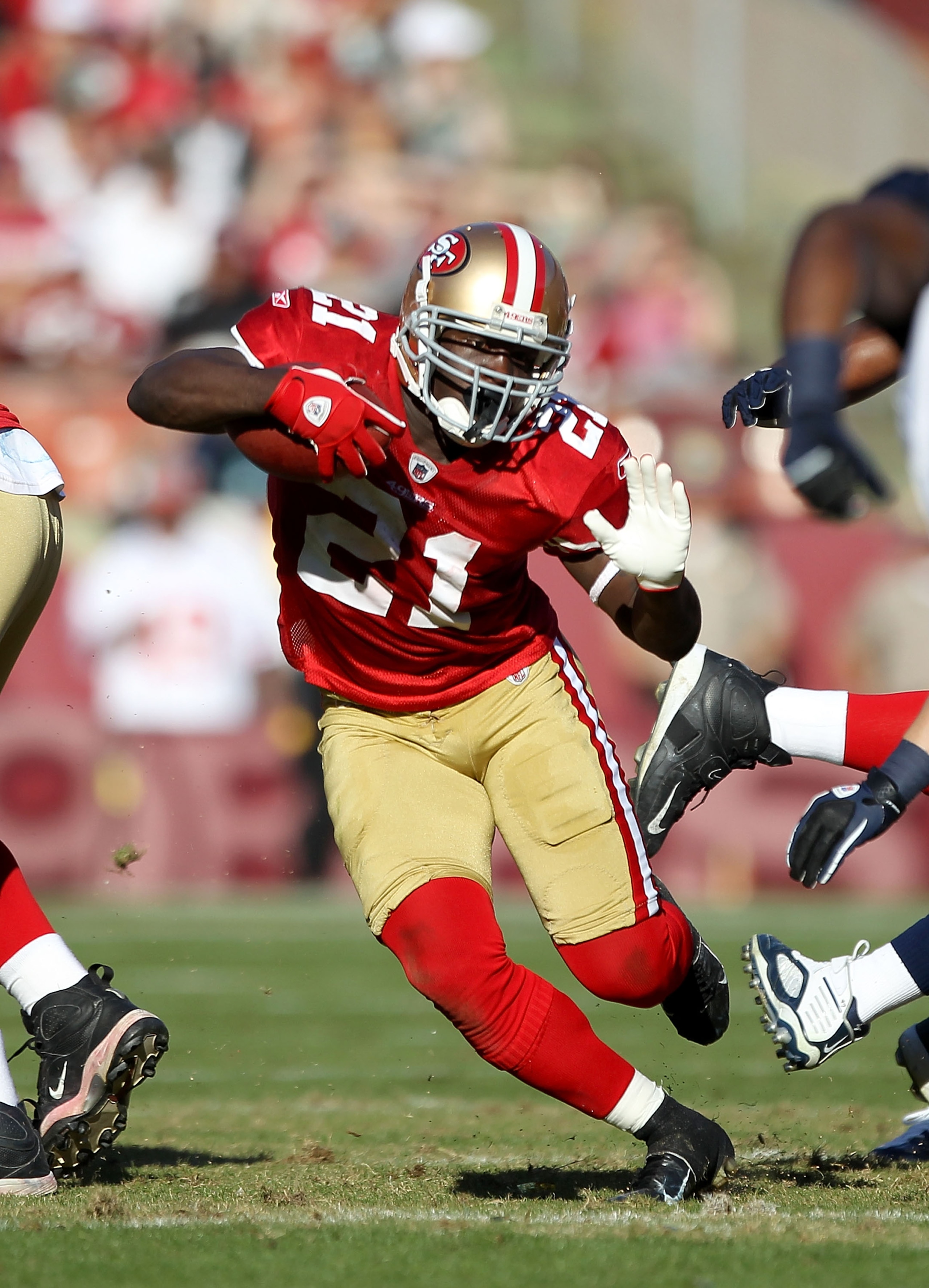 SAN FRANCISCO - NOVEMBER 14:  Frank Gore #21 of the San Francisco 49ers runs with the ball during their game against the St. Louis Rams at Candlestick Park on November 14, 2010 in San Francisco, California.  (Photo by Ezra Shaw/Getty Images)