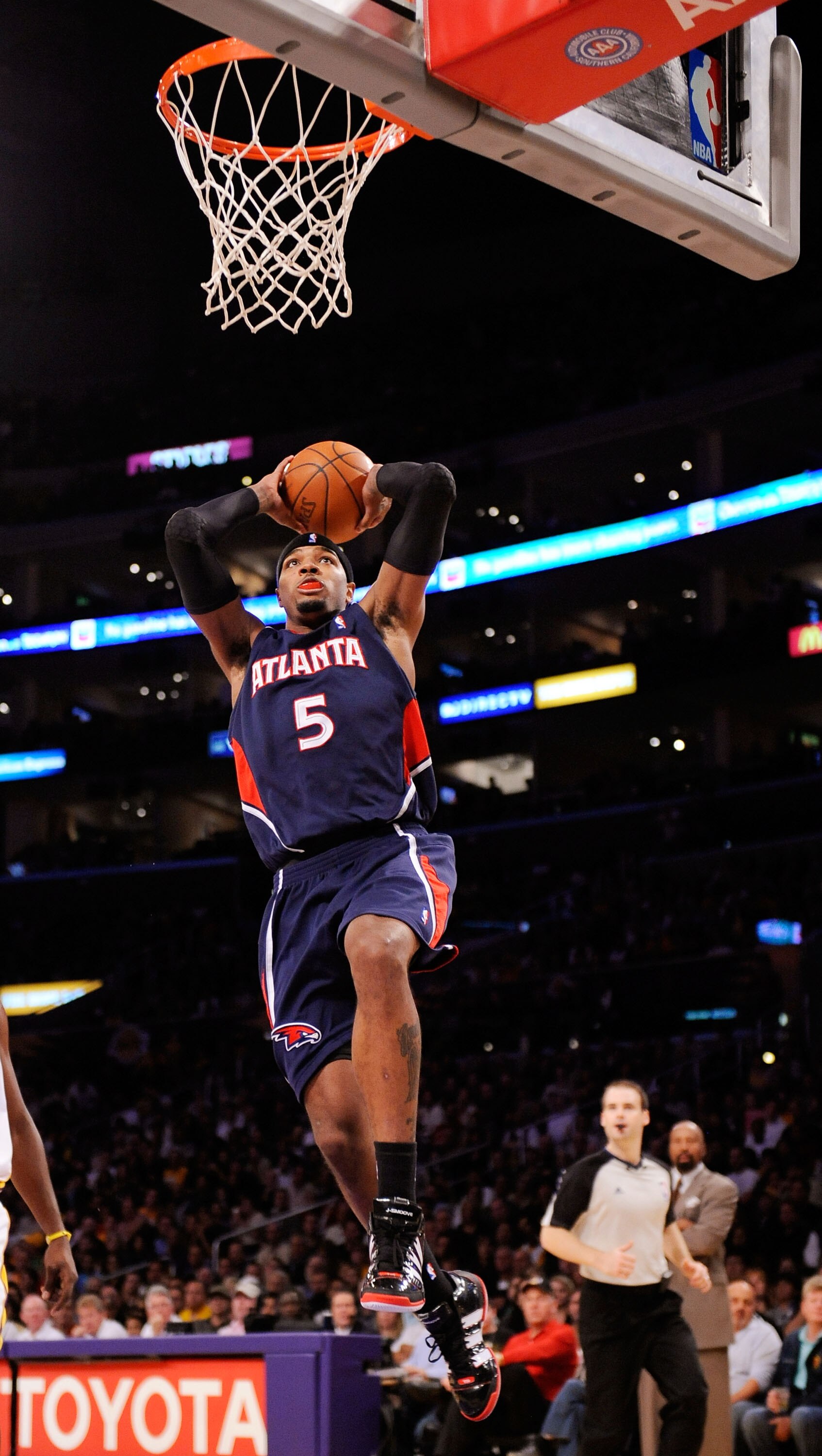 LOS ANGELES, CA - NOVEMBER 01:  Josh Smith #5 of the Atlanta Hawks dunks against the Los Angeles Lakers during the NBA basketball game at Staples Center on November 1, 2009 in Los Angeles, California. NOTE TO USER: User expressly acknowledges and agrees t