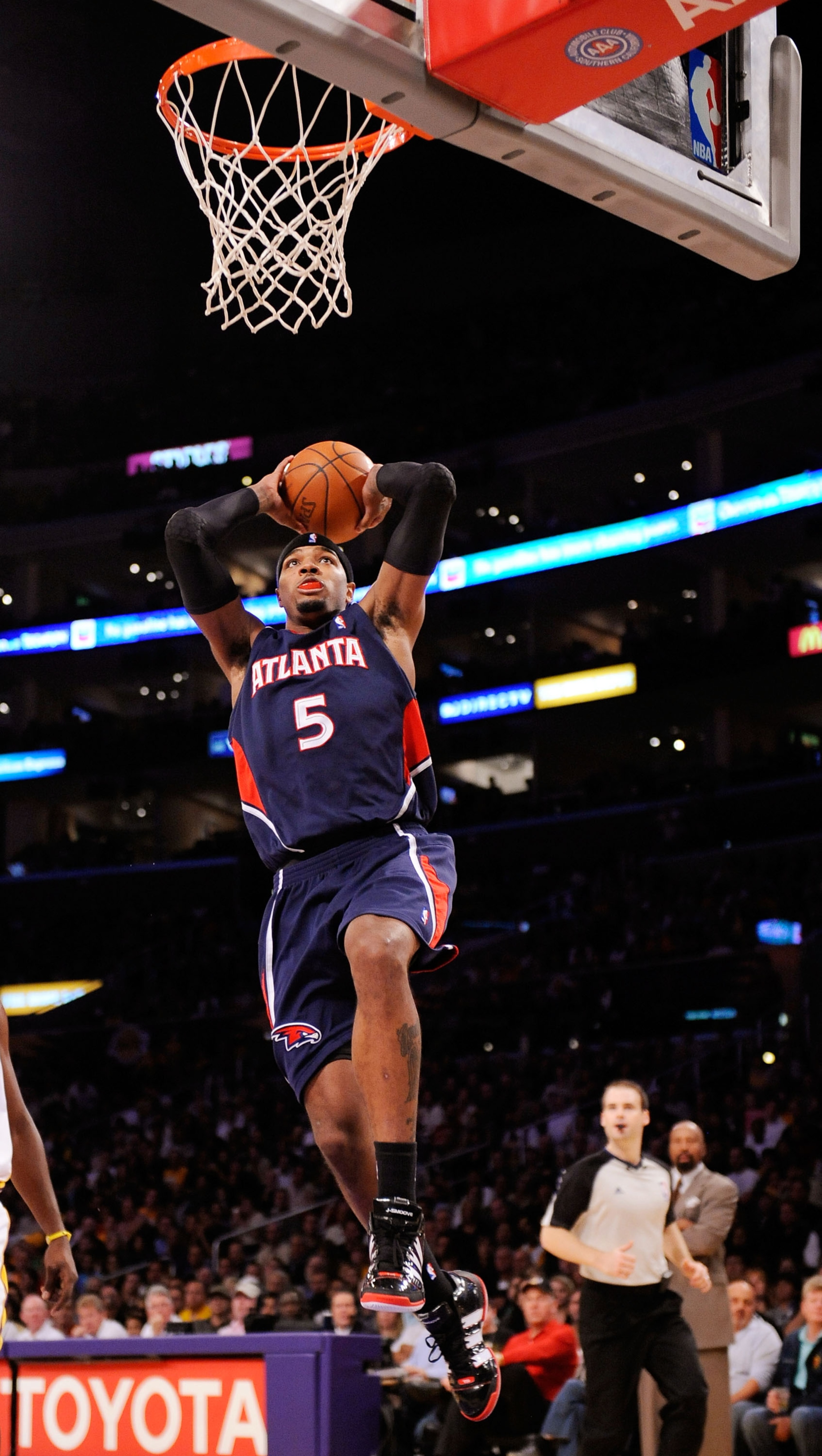 LOS ANGELES, CA - NOVEMBER 01:  Josh Smith #5 of the Atlanta Hawks dunks against the Los Angeles Lakers during the NBA basketball game at Staples Center on November 1, 2009 in Los Angeles, California. NOTE TO USER: User expressly acknowledges and agrees t