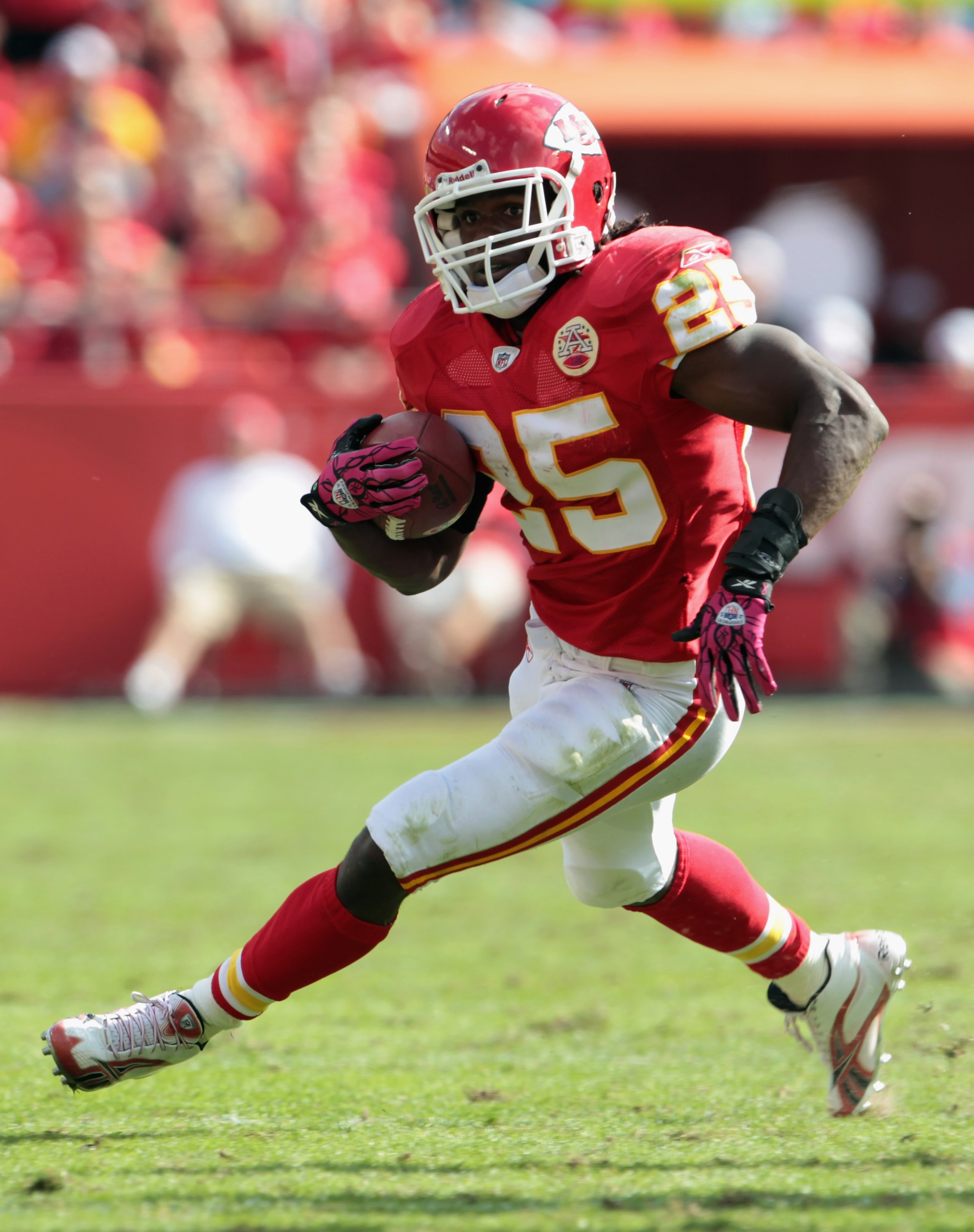 KANSAS CITY, MO - OCTOBER 24:  Jamaal Charles #25 of the Kansas City Chiefs in action during the game against the Jacksonville Jaguars on October 24, 2010 at Arrowhead Stadium in Kansas City, Missouri.  (Photo by Jamie Squire/Getty Images)