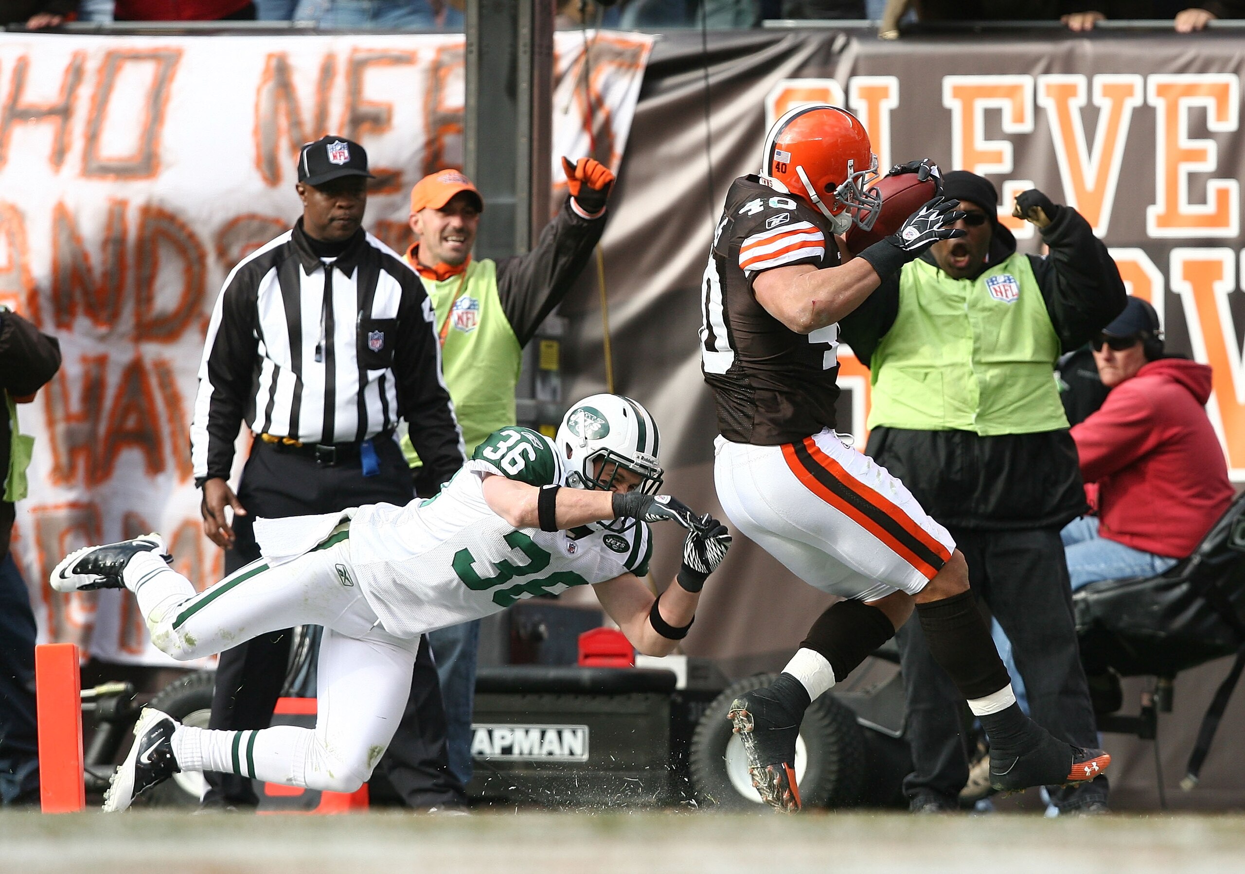 CLEVELAND - NOVEMBER 14:  Tailback Peyton Hillis #40 of the Cleveland Browns scores a touchdown in front of safety Jim Leonhard #36 of the New York Jets at Cleveland Browns Stadium on November 14, 2010 in Cleveland, Ohio.  (Photo by Matt Sullivan/Getty Im