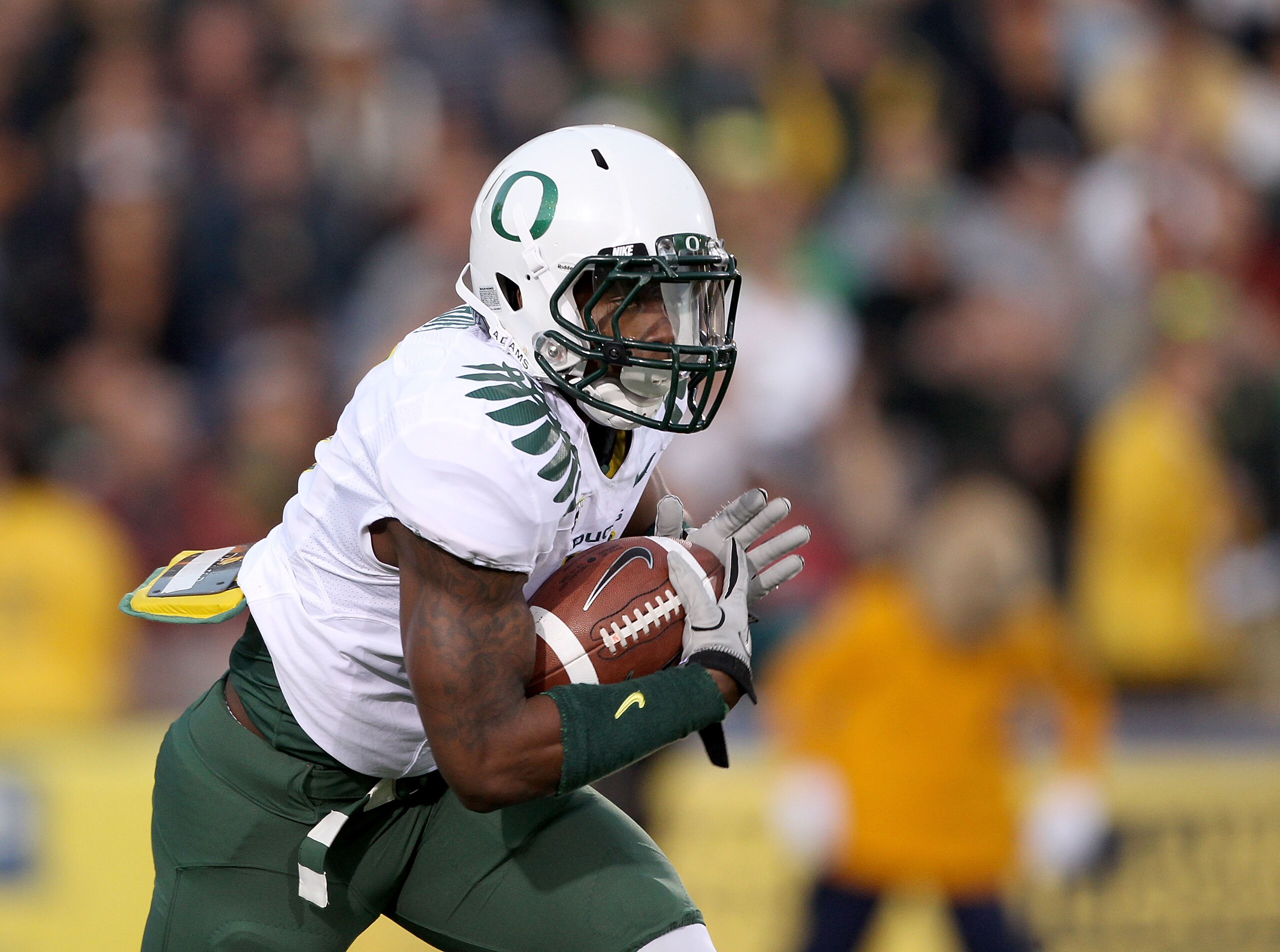 BERKELEY, CA - NOVEMBER 13:  Josh Huff #4 of the Oregon Ducks in action during their game against the California Golden Bears  at California Memorial Stadium on November 13, 2010 in Berkeley, California.  (Photo by Ezra Shaw/Getty Images)