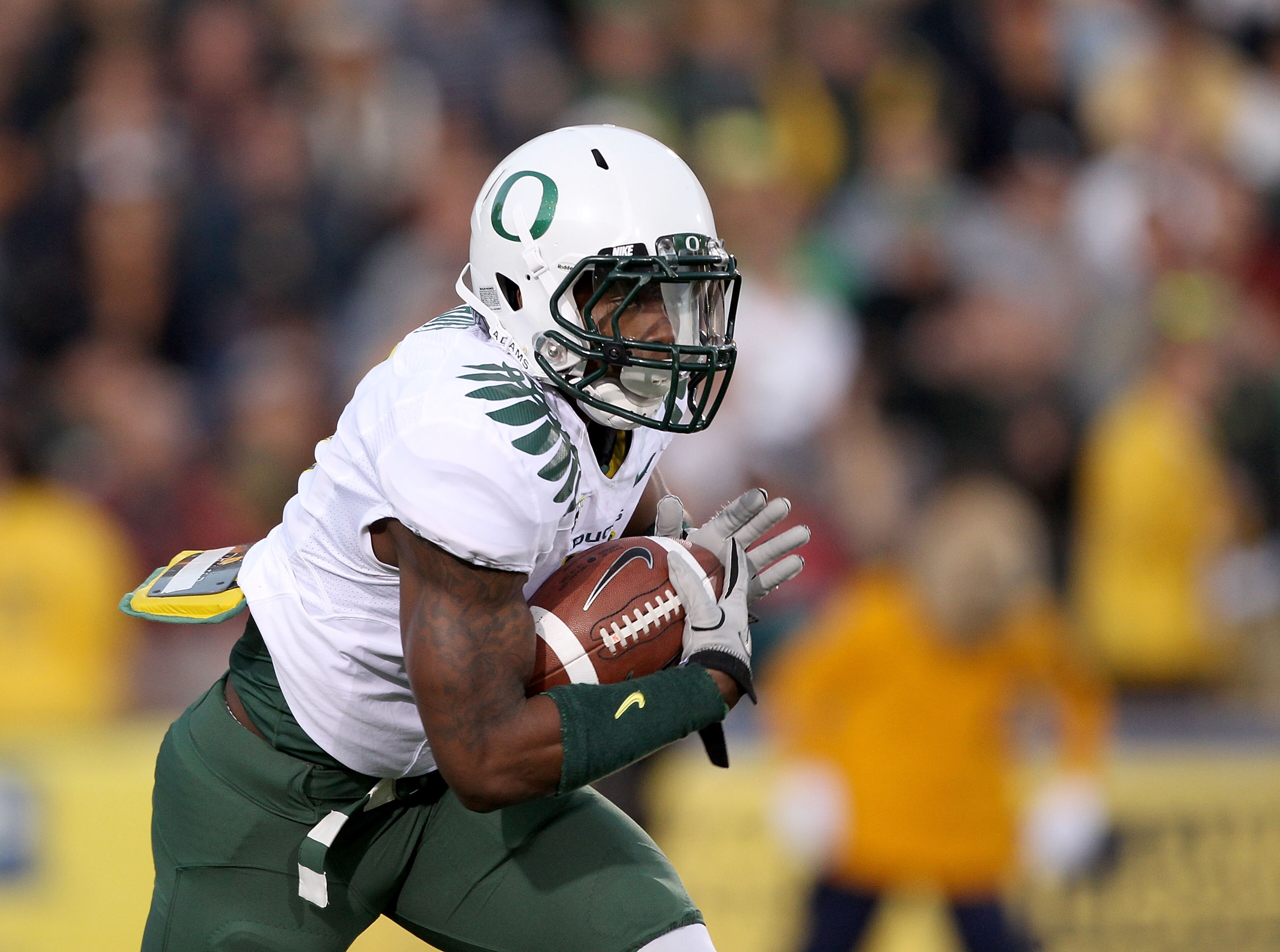 BERKELEY, CA - NOVEMBER 13:  Josh Huff #4 of the Oregon Ducks in action during their game against the California Golden Bears  at California Memorial Stadium on November 13, 2010 in Berkeley, California.  (Photo by Ezra Shaw/Getty Images)