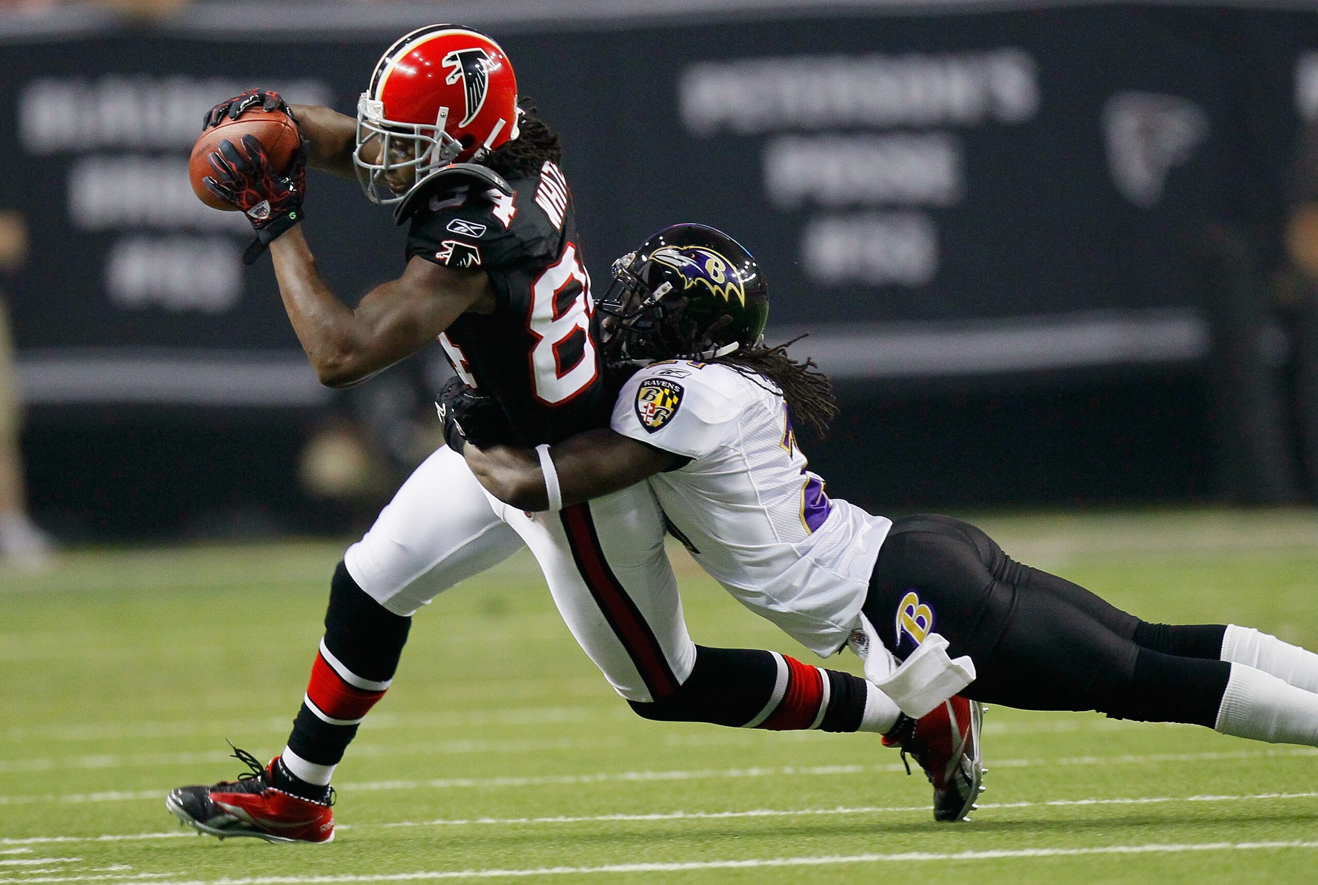 ATLANTA - NOVEMBER 11:  Roddy White #84 of the Atlanta Falcons pulls in this reception against Lardarius Webb #21 of the Baltimore Ravens at Georgia Dome on November 11, 2010 in Atlanta, Georgia.  (Photo by Kevin C. Cox/Getty Images)