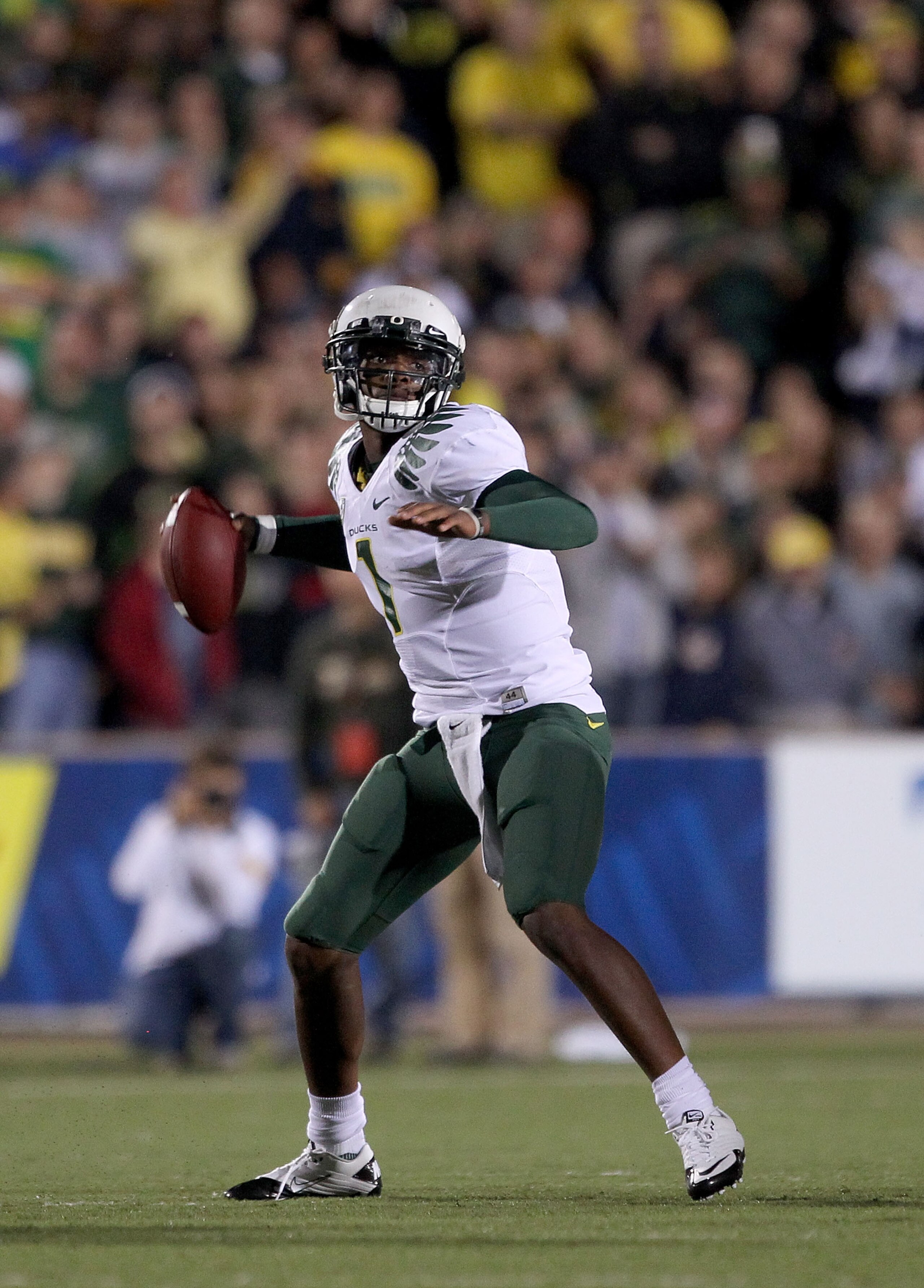 BERKELEY, CA - NOVEMBER 13: Darron Thomas #1 of the Oregon Ducks in action during their game against the California Golden Bears at California Memorial Stadium on November 13, 2010 in Berkeley, California. (Photo by Ezra Shaw/Getty Images) BERKELEY, CA - NOVEMBER 13: Darron Thomas #1 of the Oregon Ducks in action during their game against the California Golden Bears at California Memorial Stadium on November 13, 2010 in Berkeley, California. (Photo by Ezra Shaw/Getty Images)